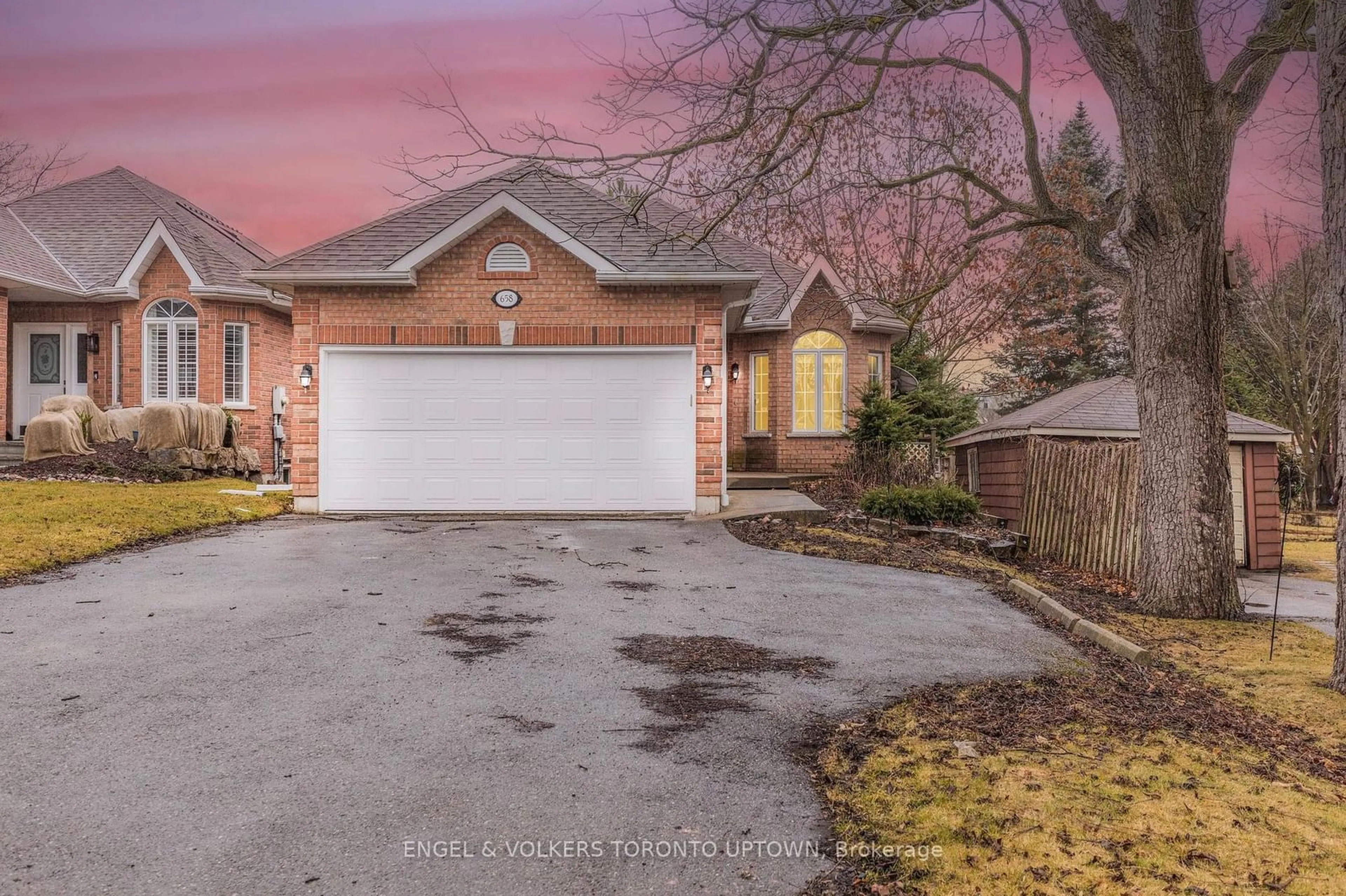 Frontside or backside of a home for 658 Gorham St, Newmarket Ontario L3Y 1L4