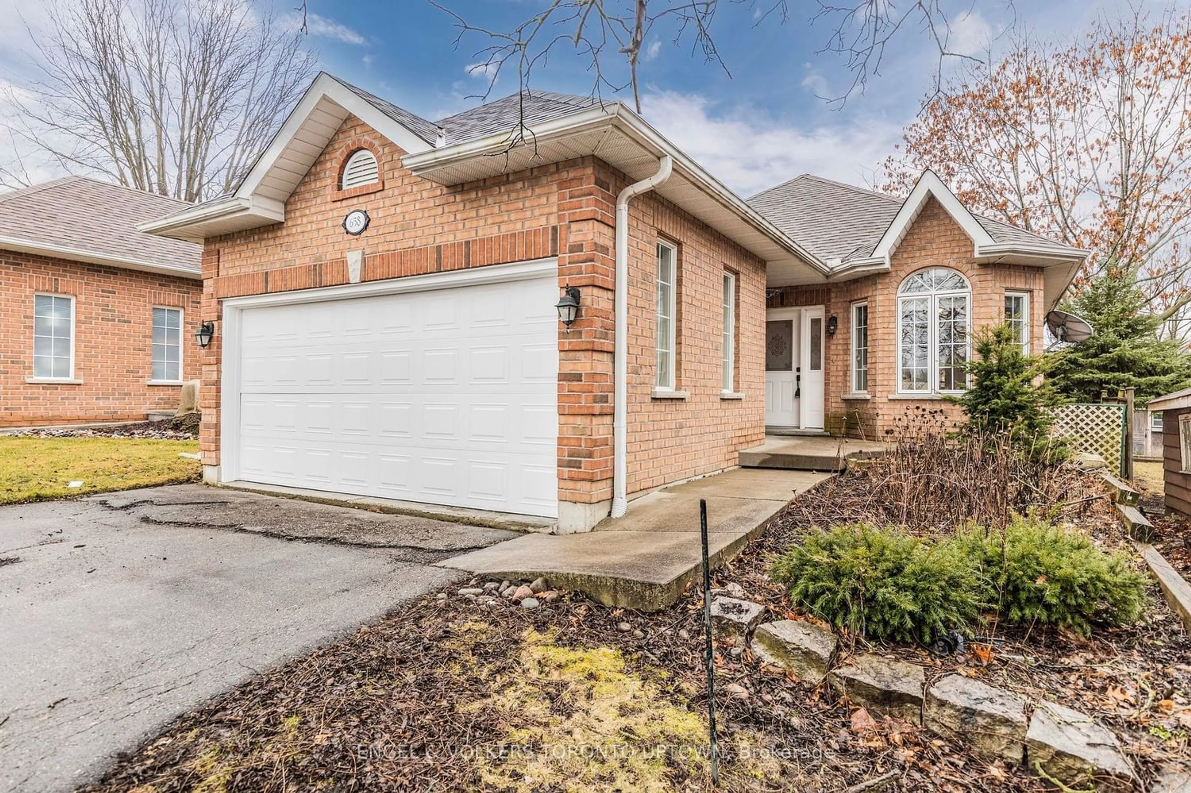 Home with brick exterior material for 658 Gorham St, Newmarket Ontario L3Y 1L4