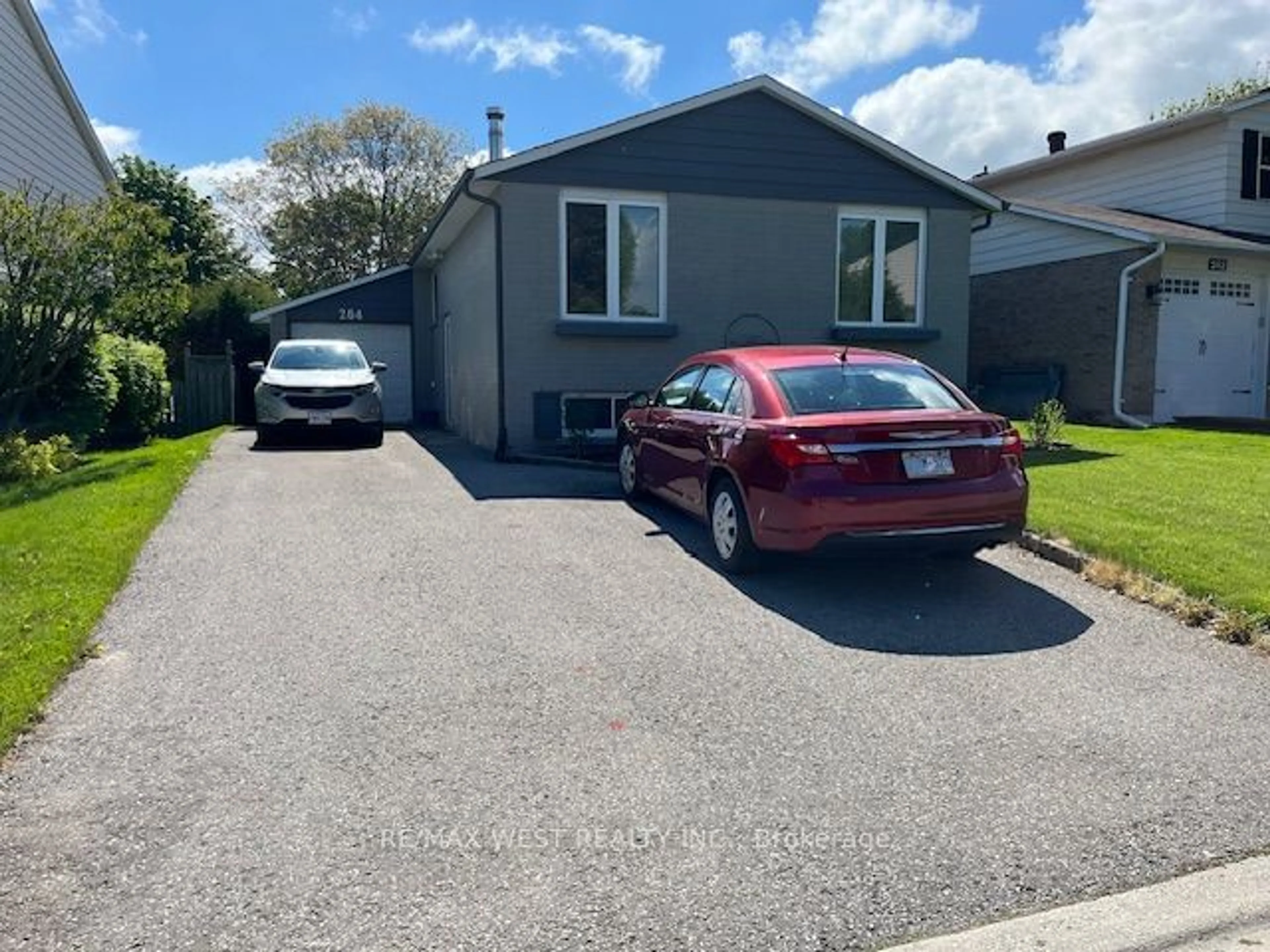 Frontside or backside of a home for 264 Currey Cres, Newmarket Ontario L3Y 5M9