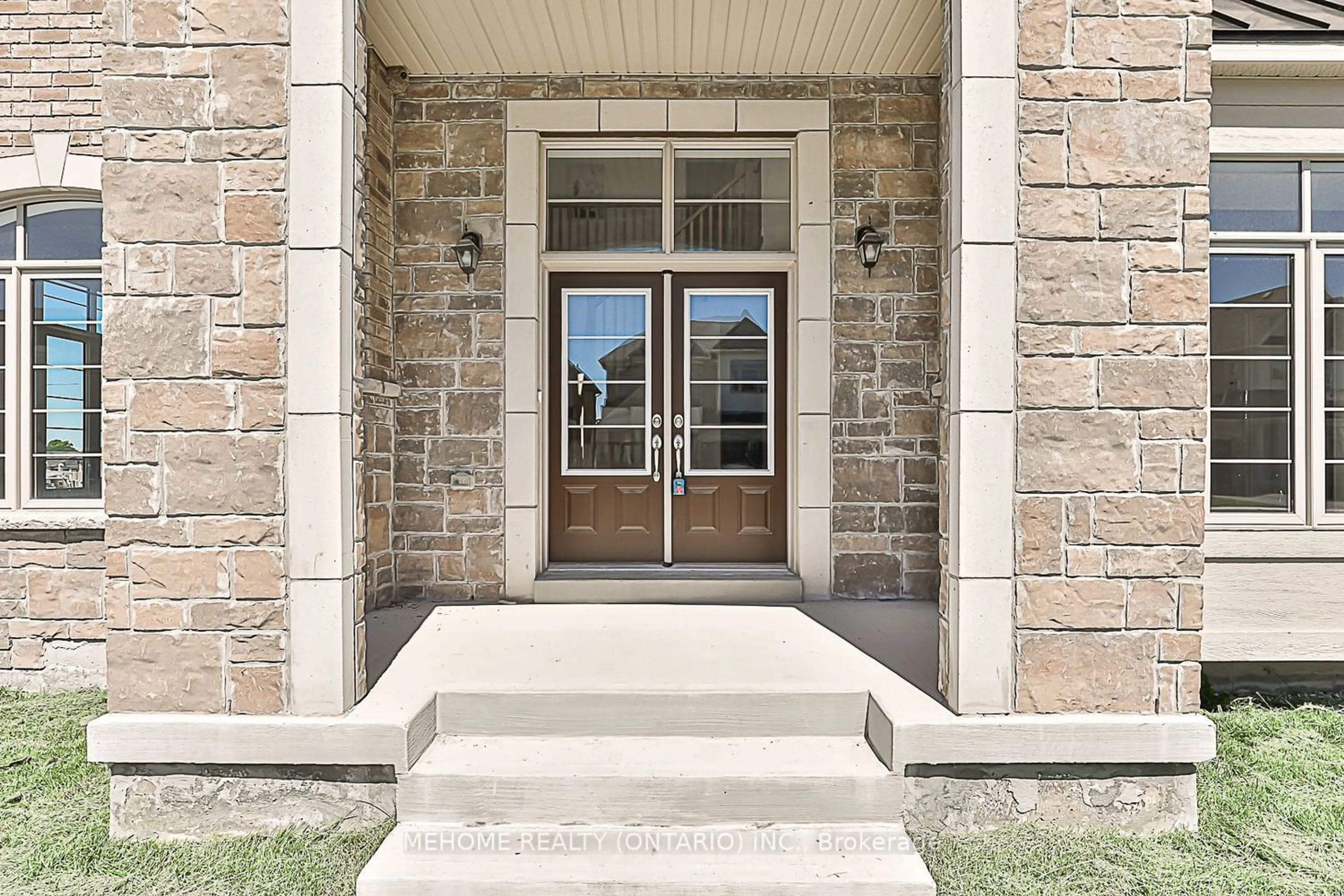 Indoor entryway for 1 Cranley Rd, East Gwillimbury Ontario L9N 0T7