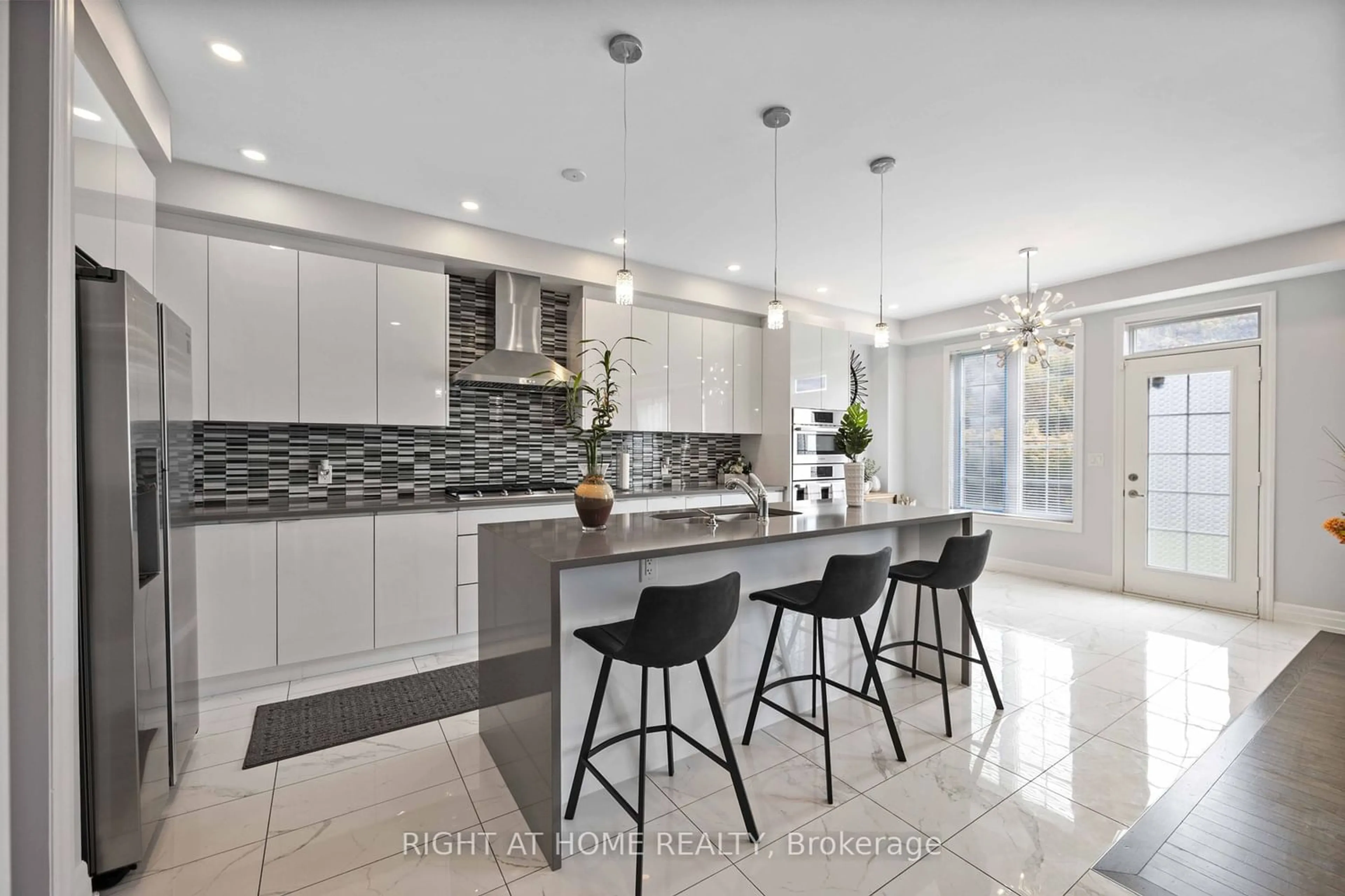 Contemporary kitchen for 11 Prosperity Way, East Gwillimbury Ontario L9N 0V1