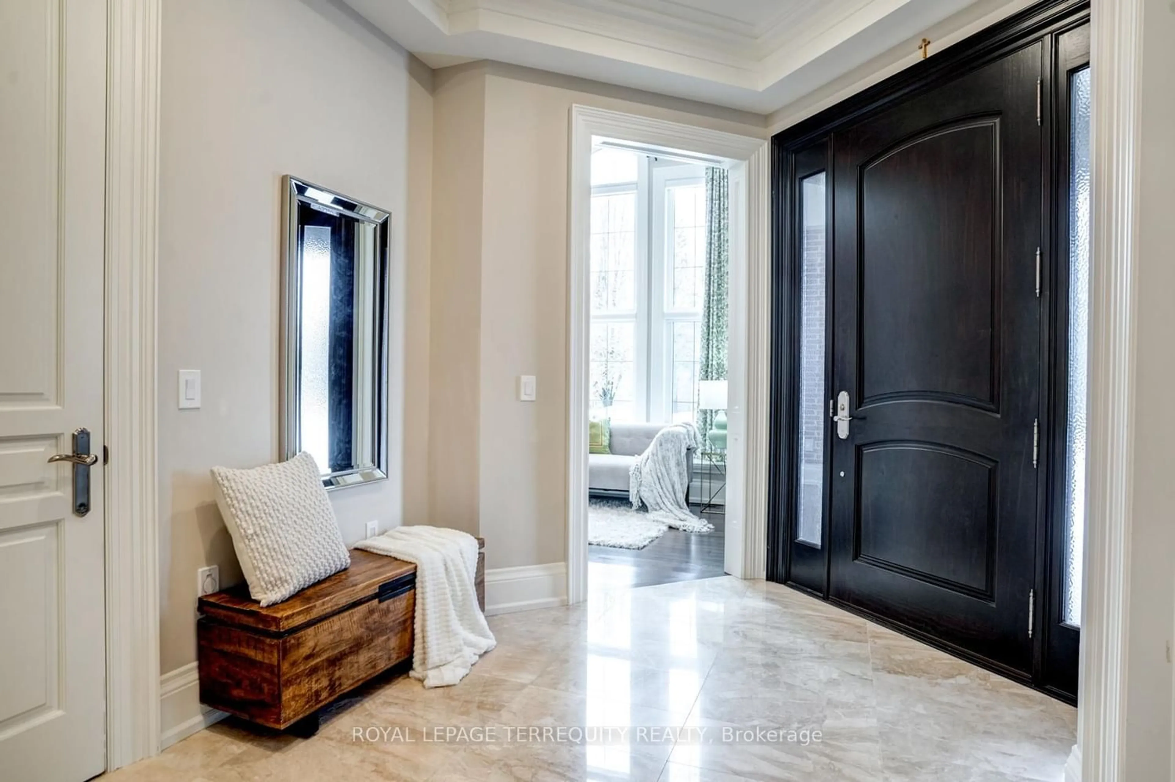 Indoor entryway for 21 Langdon Dr, King Ontario L7B 0L9