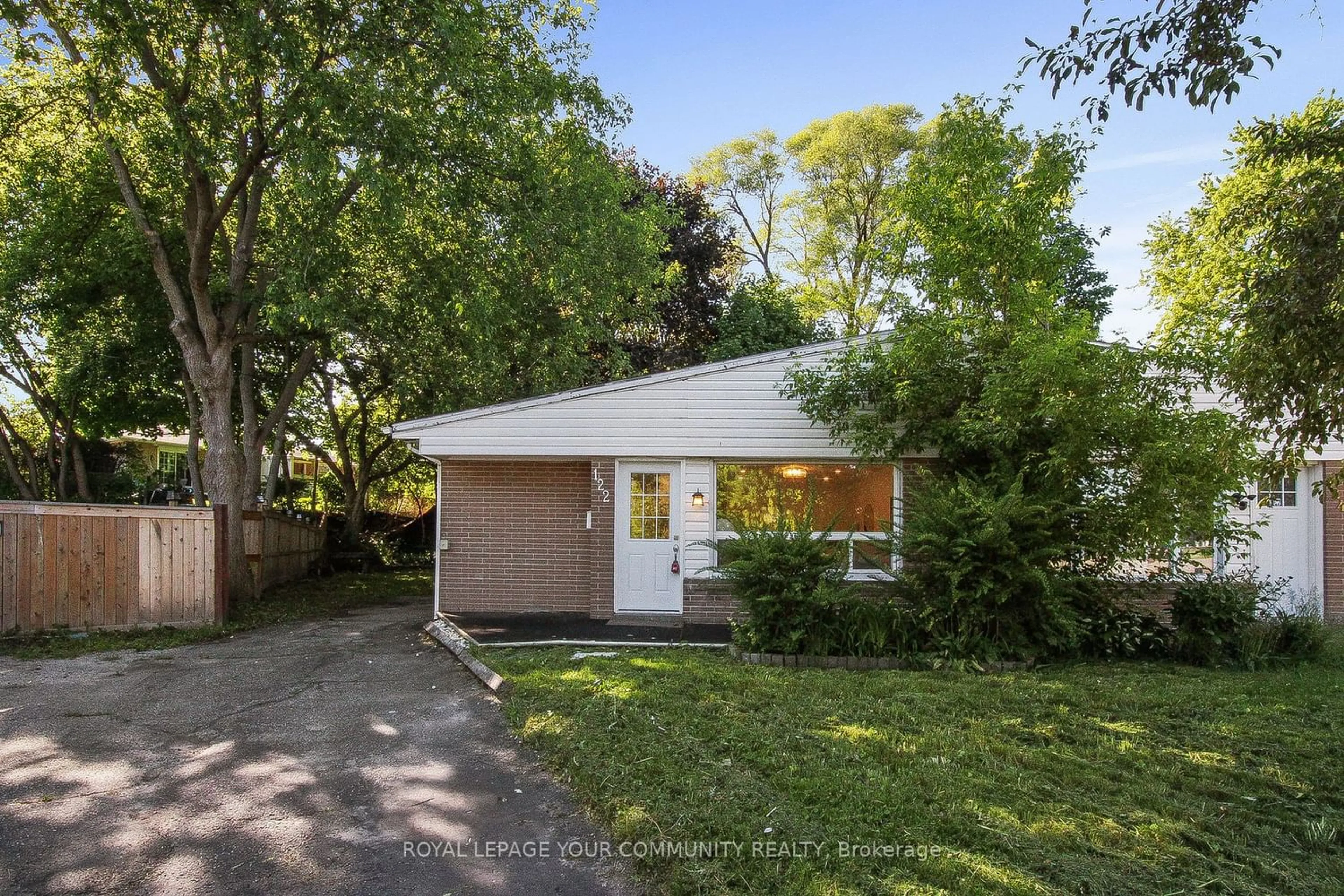 Frontside or backside of a home for 122 Longford Dr, Newmarket Ontario L3Y 2Y5