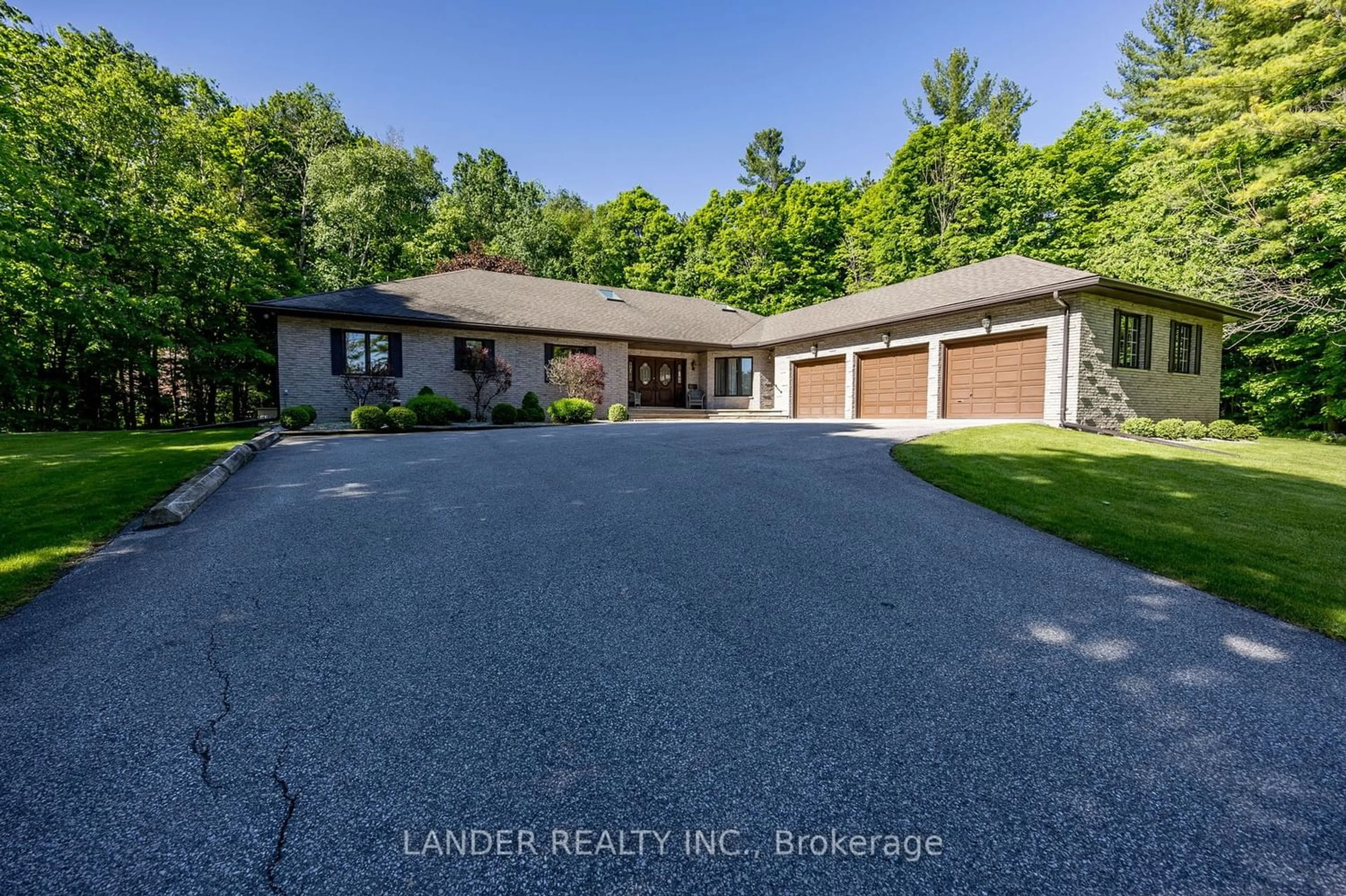 Frontside or backside of a home for 33 Algonquin Forest Dr, East Gwillimbury Ontario L9N 0C6