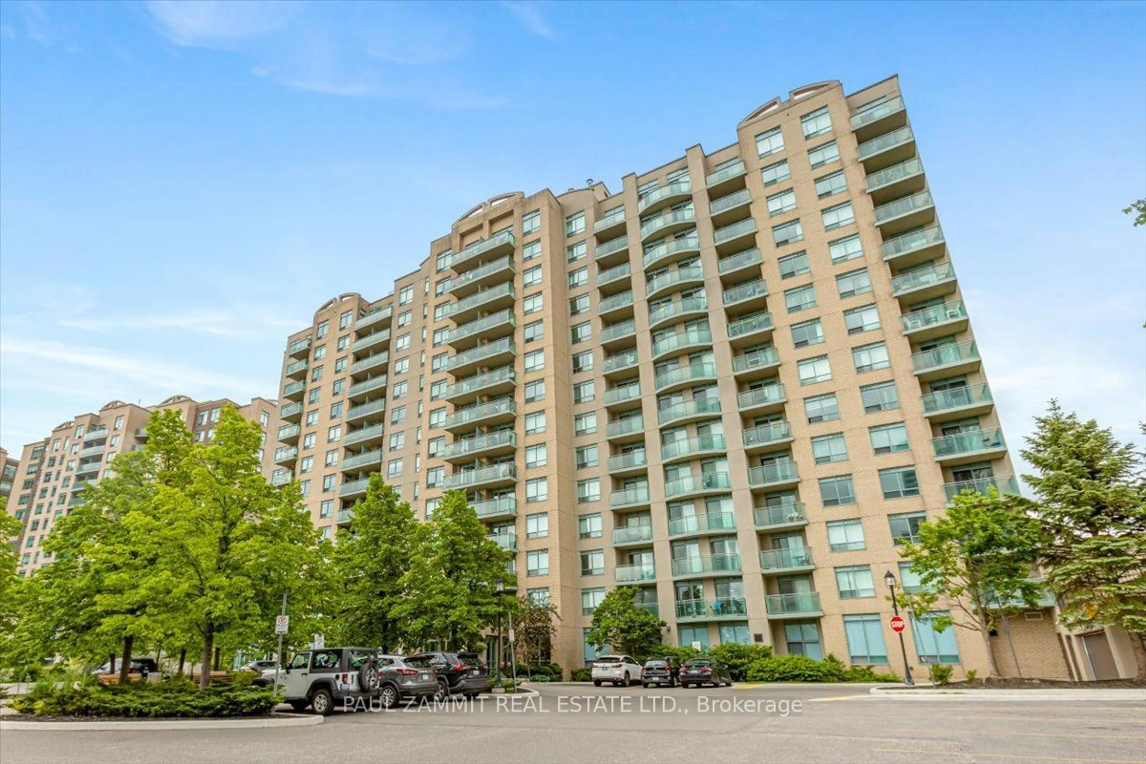 A pic from exterior of the house or condo for 39 Oneida Cres #306, Richmond Hill Ontario L4B 4T9