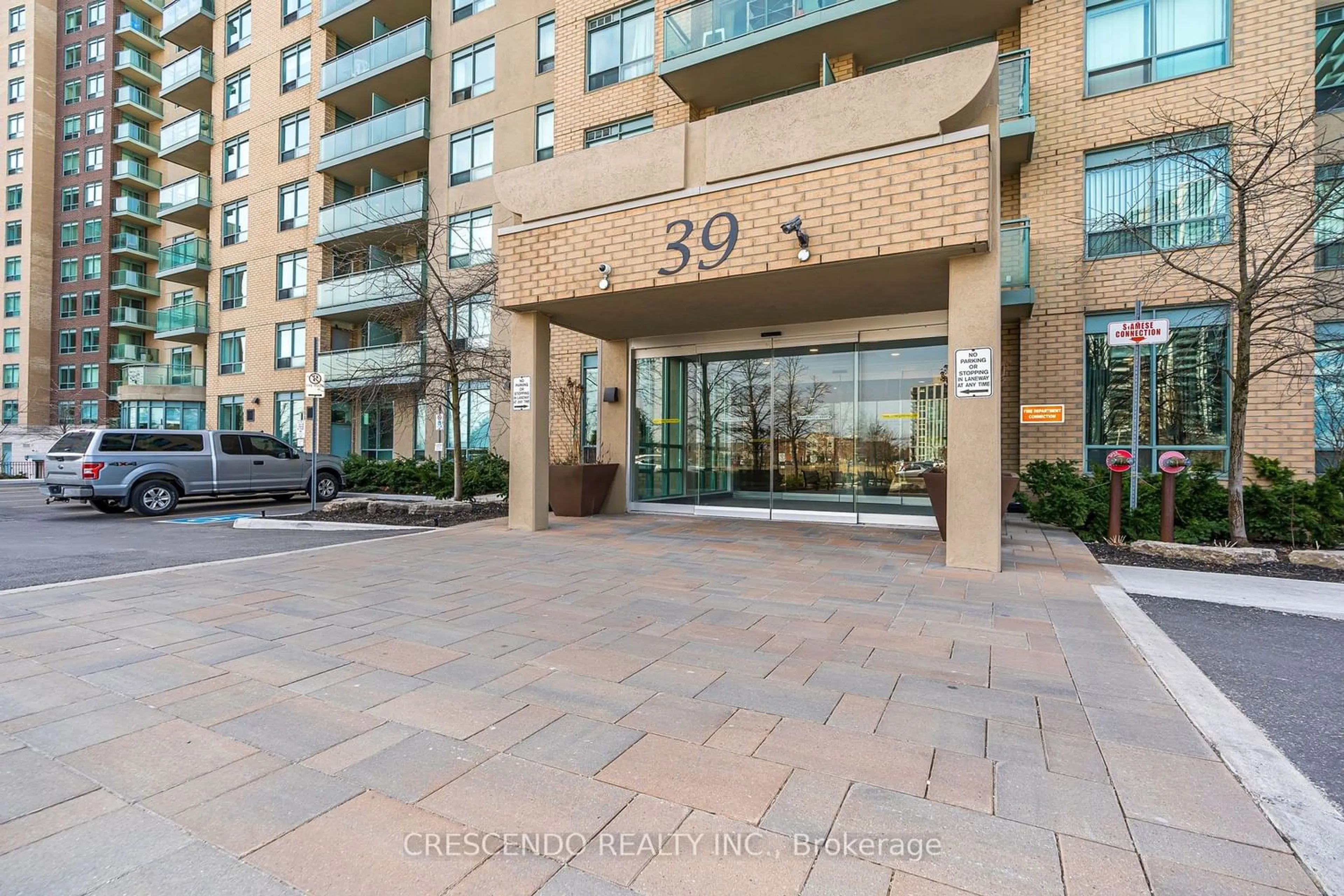 A pic from exterior of the house or condo for 39 Oneida Cres #813, Richmond Hill Ontario L4B 4T9