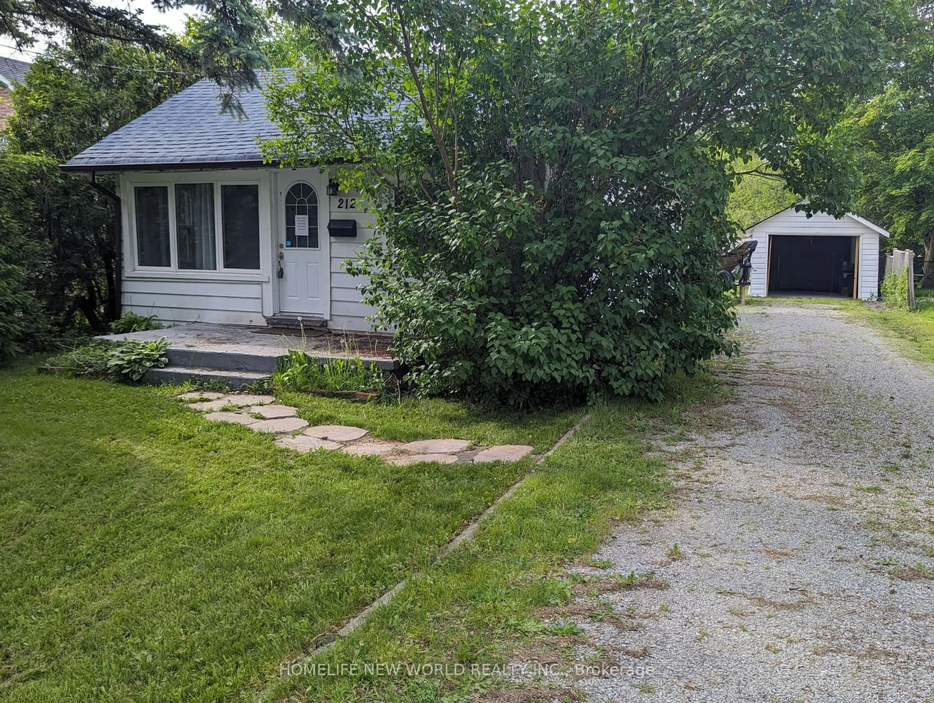 Frontside or backside of a home for 212 Elm Ave, Georgina Ontario L4P 2V1