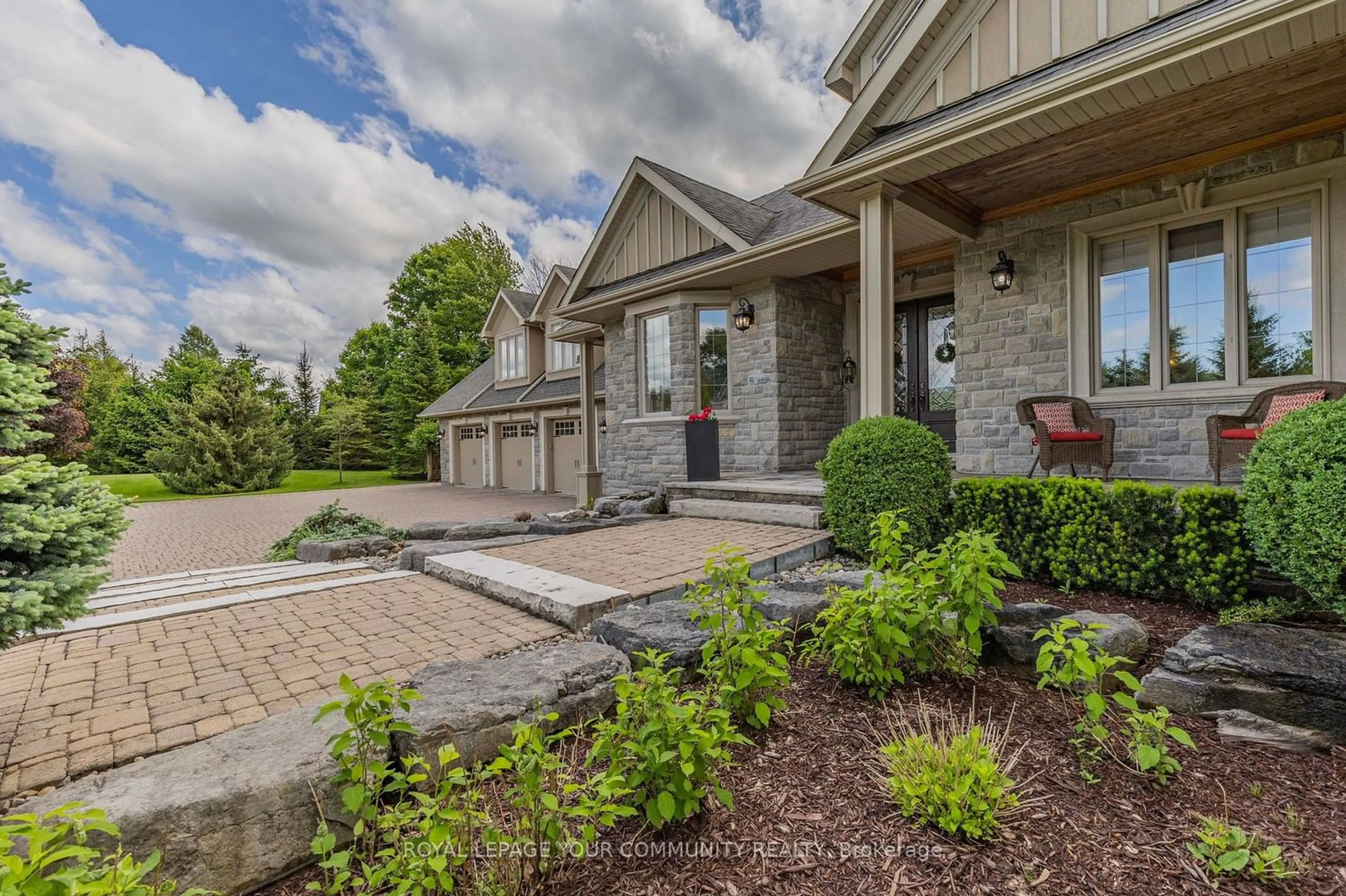 Frontside or backside of a home for 25 Riverstone Crt, East Gwillimbury Ontario L0G 1V0