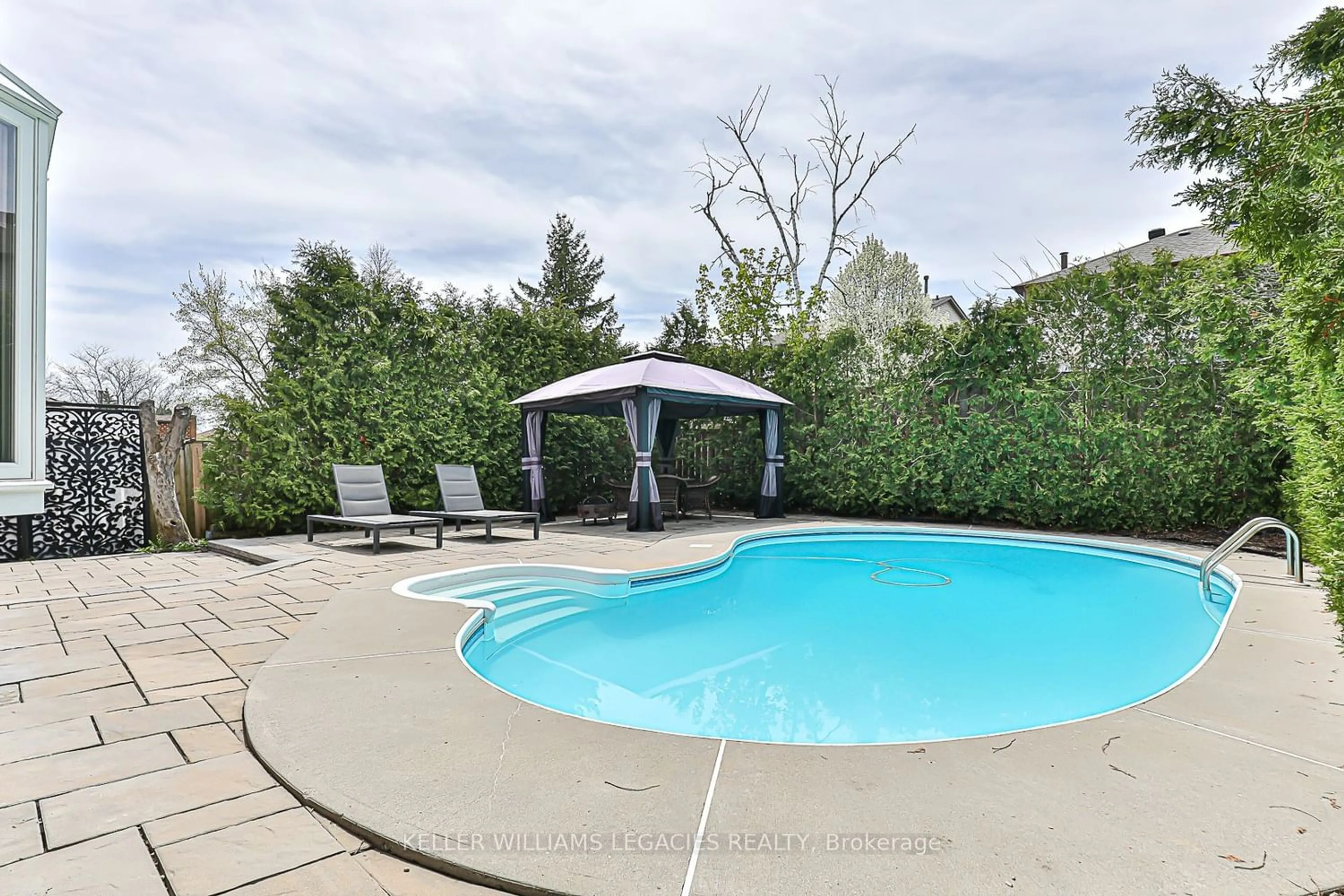 Indoor or outdoor pool for 33 Moffat Cres, Aurora Ontario L4G 4Z9