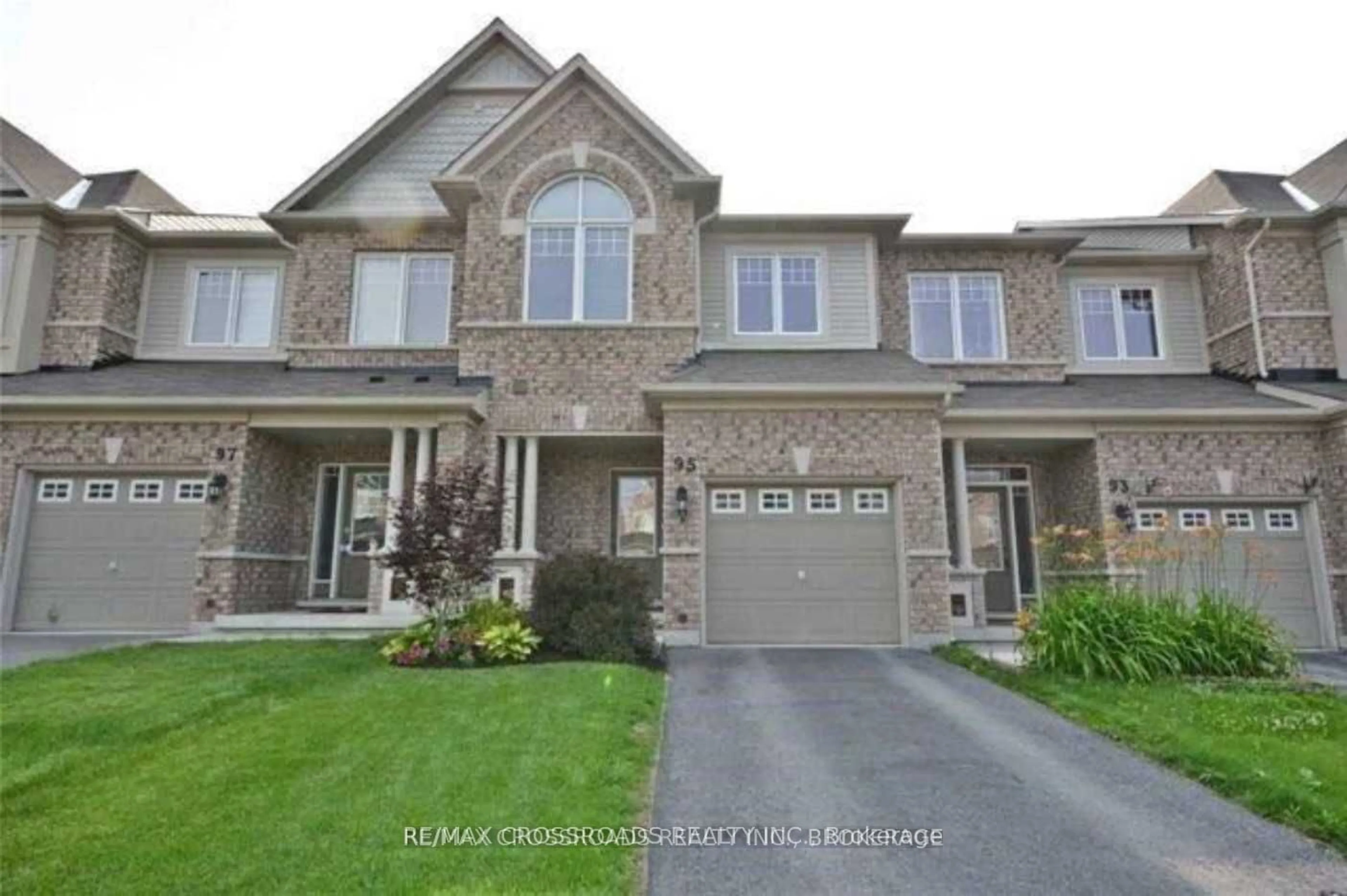 A pic from exterior of the house or condo for 95 Thatcher Cres, Newmarket Ontario L9N 0B9