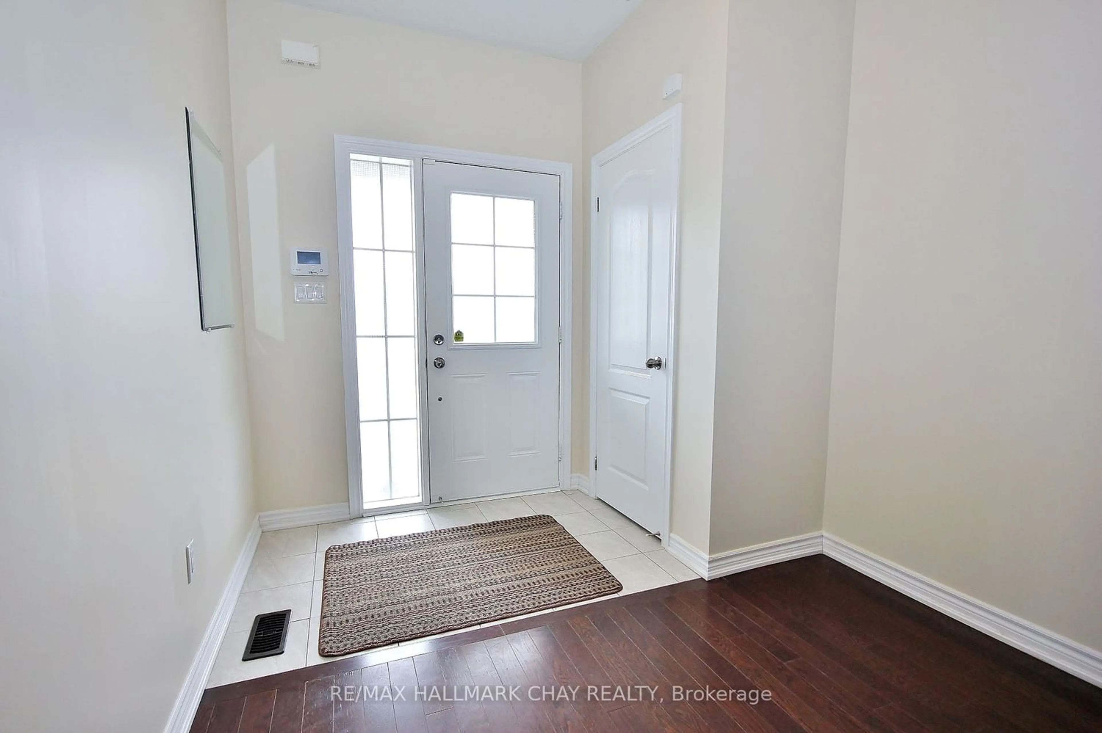 Indoor entryway for 1200 Peelar Cres, Innisfil Ontario L0L 1W0