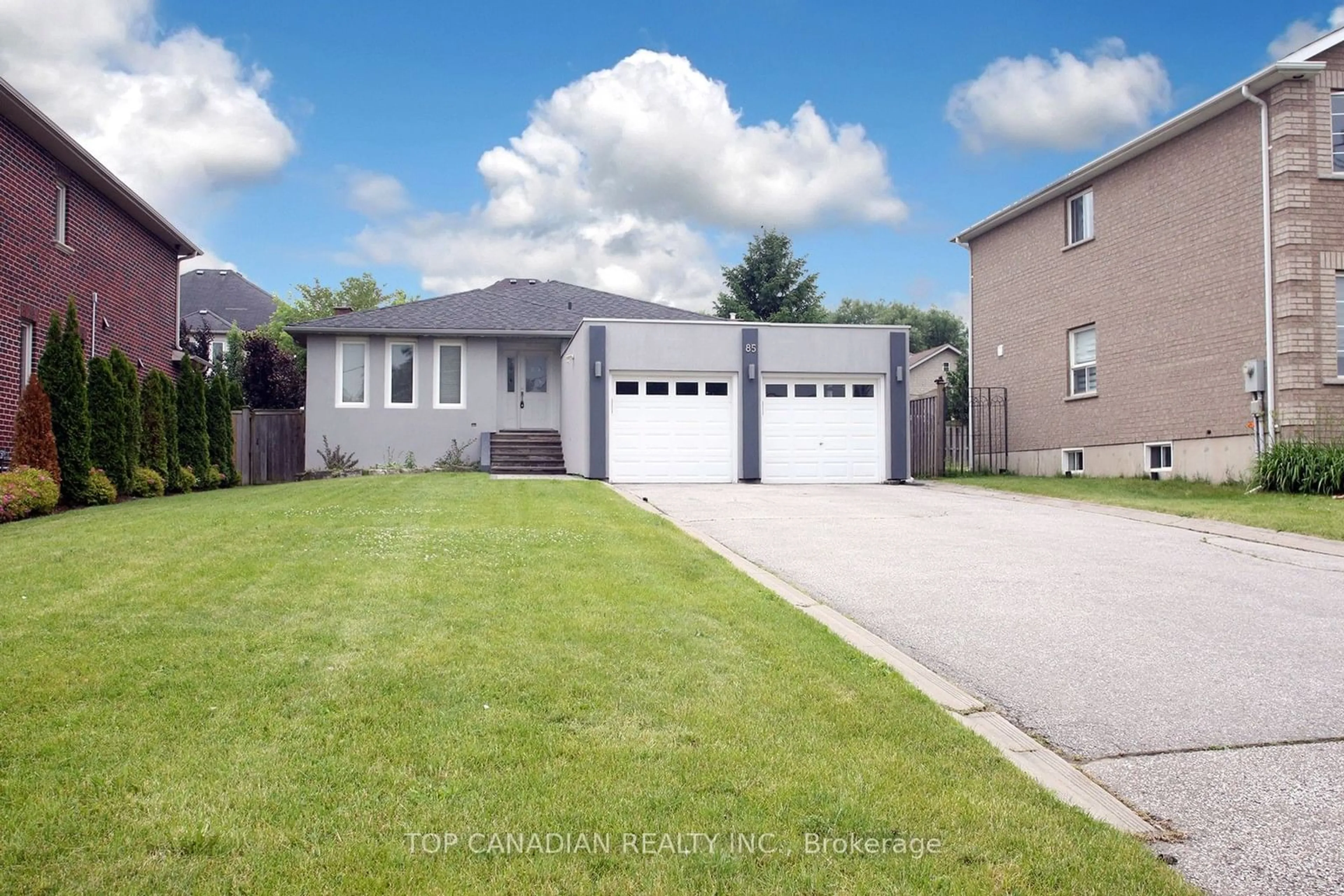 Fenced yard for 85 Bond Cres, Richmond Hill Ontario L4E 3K8