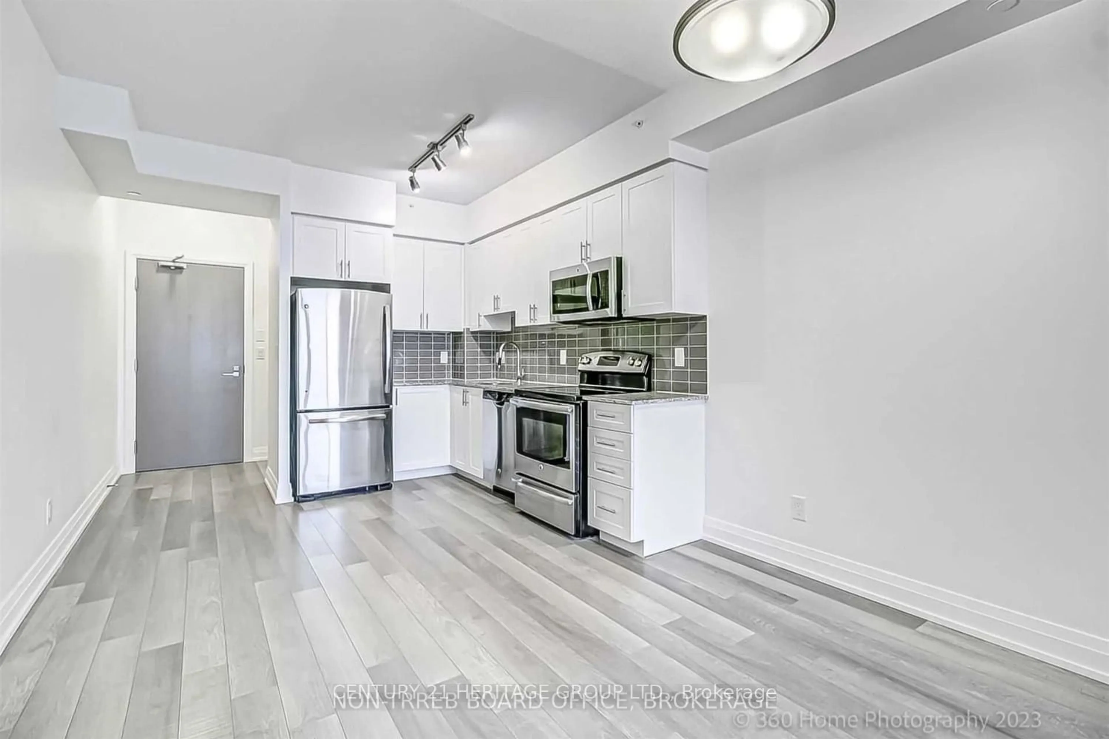 Standard kitchen for 7165 Yonge St #1711, Markham Ontario L3T 0C9