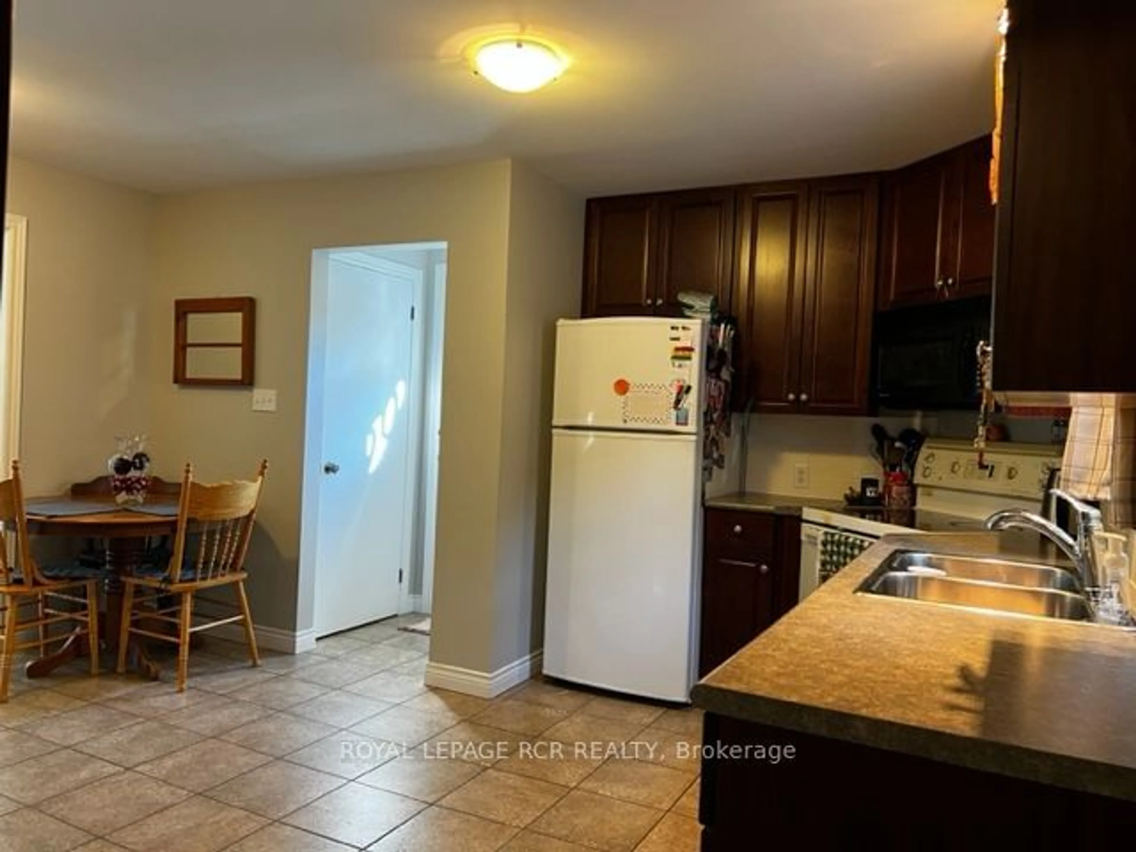 Standard kitchen for 34 Ontario St, New Tecumseth Ontario L9R 1H8