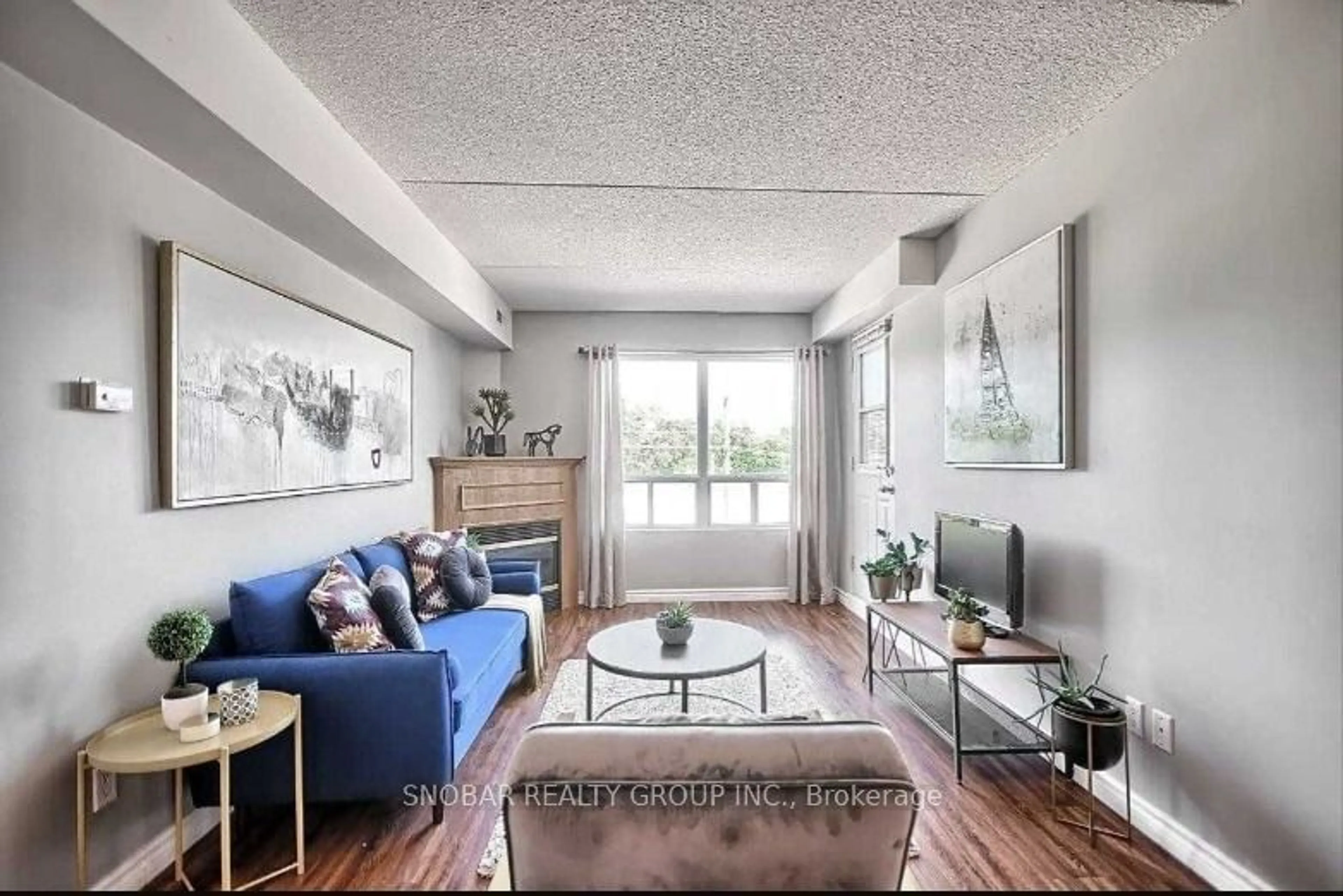 Living room for 160 Wellington St #304, Aurora Ontario L4G 1J3