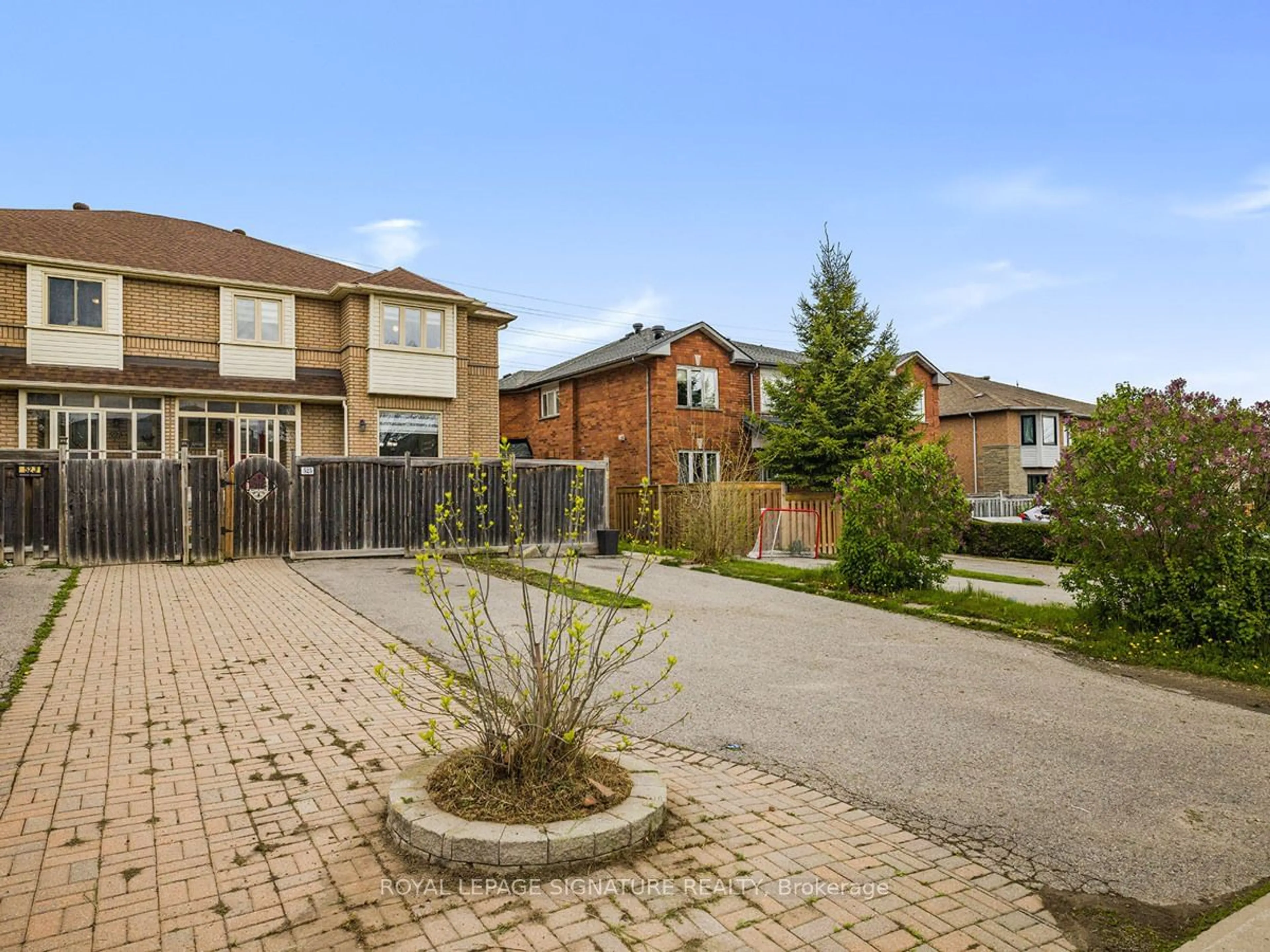 A pic from exterior of the house or condo for 525 Walpole Cres, Newmarket Ontario L3X 2A5