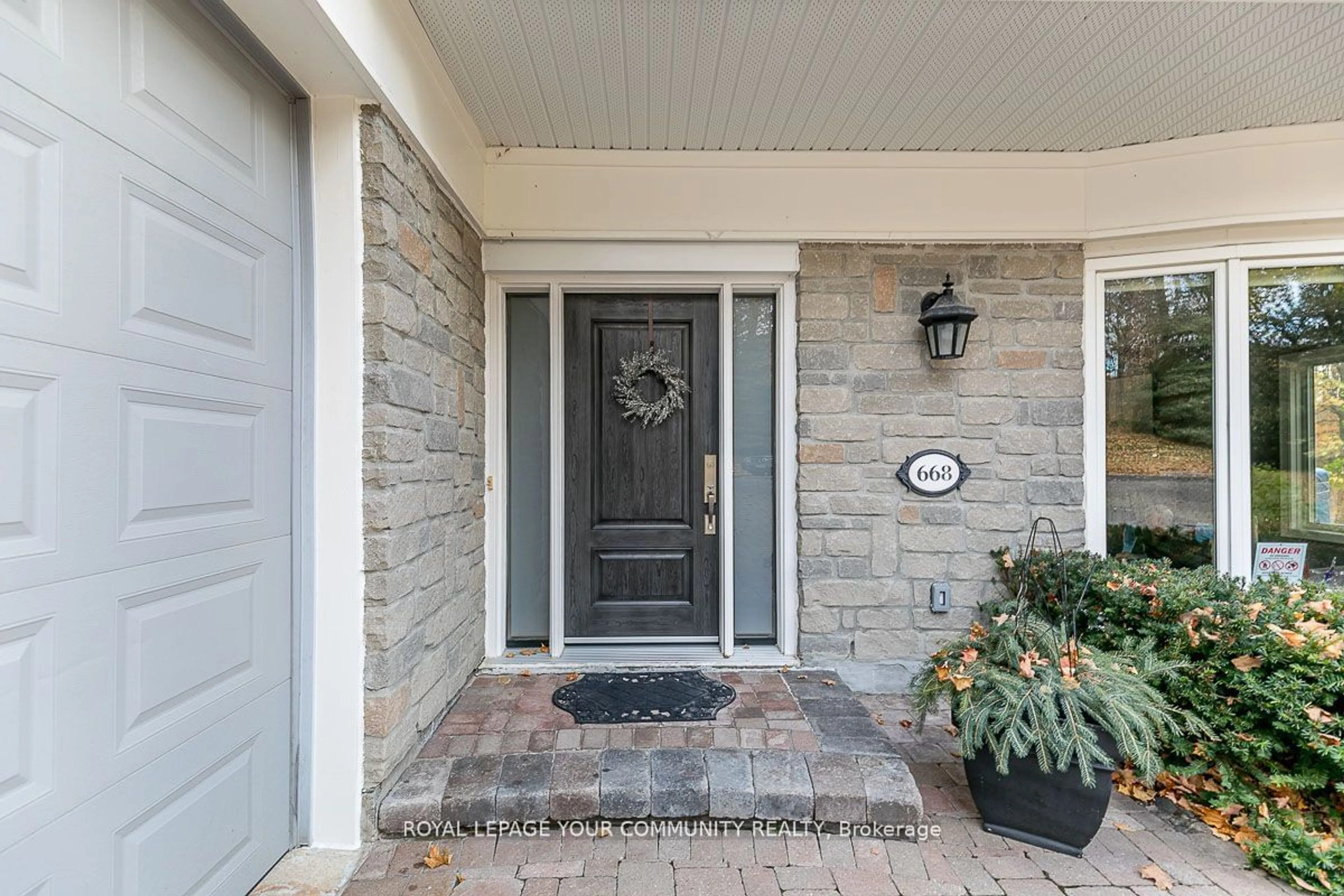 Indoor entryway for 668 Brush Grve, Aurora Ontario L4G 0L3