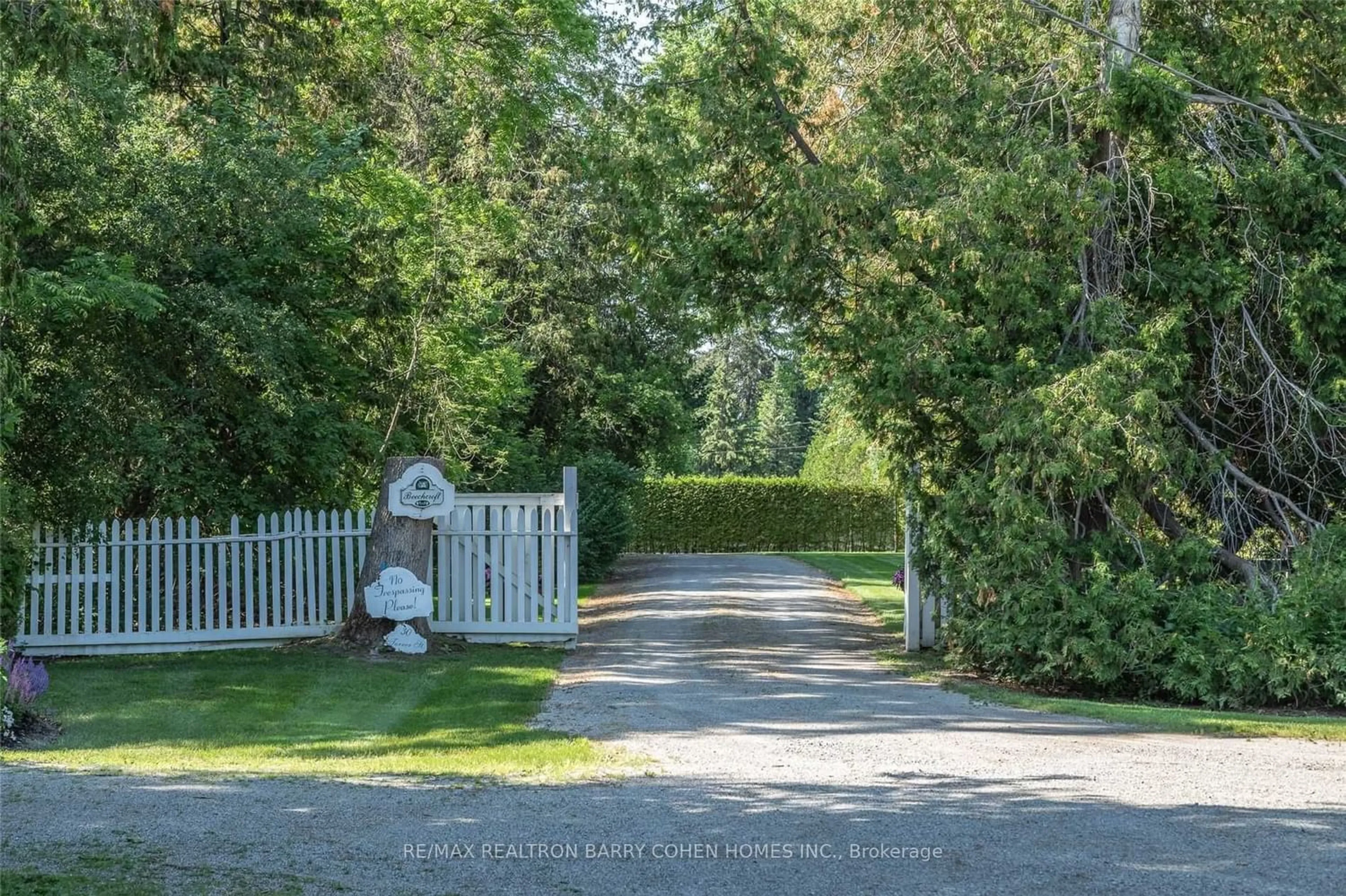 Fenced yard for 30 Turner St, Georgina Ontario L0E 1P0