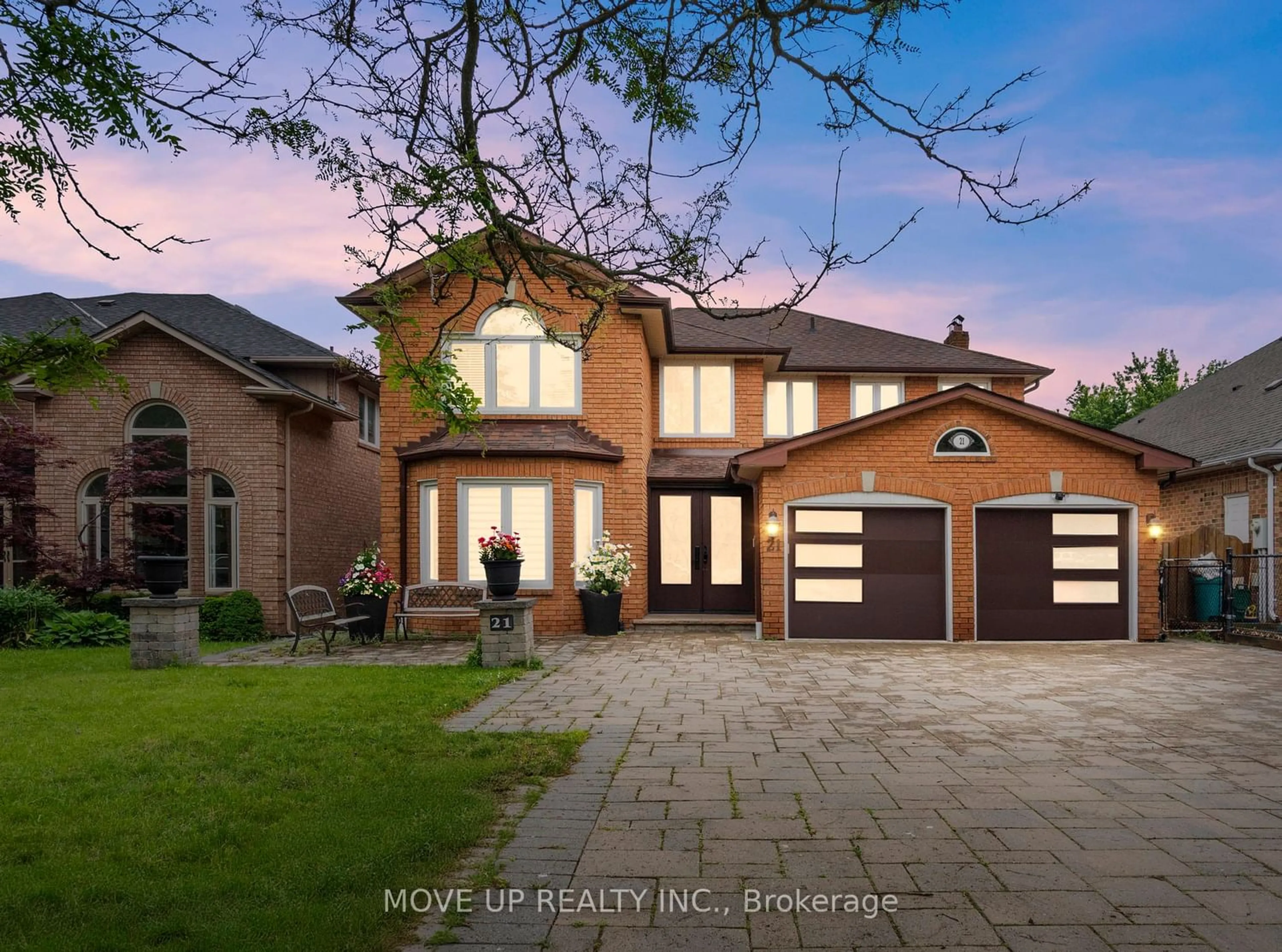 Home with brick exterior material for 21 Gaby Crt, Richmond Hill Ontario L4C 8X1