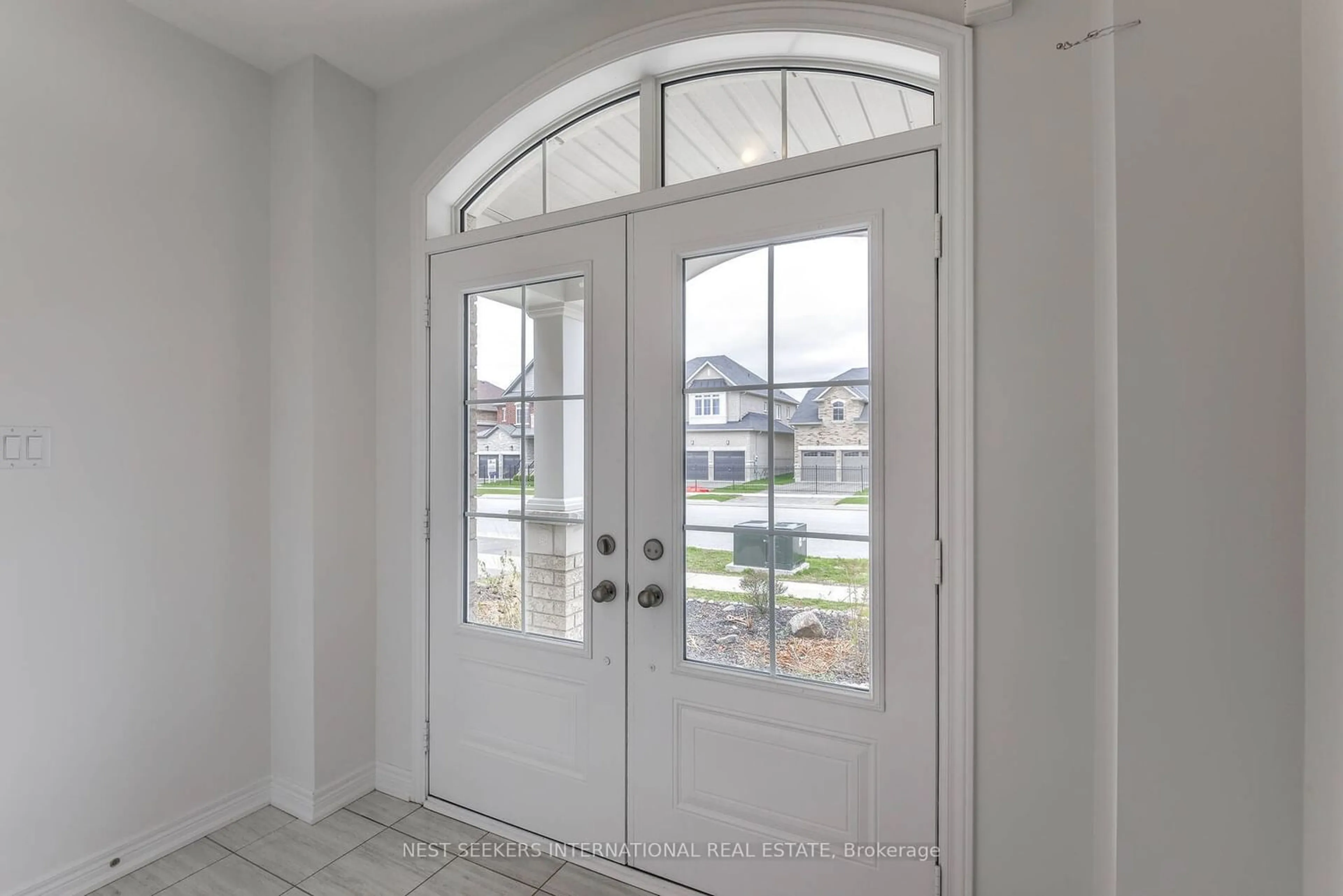 Indoor entryway for 1527 Angus St, Innisfil Ontario L9S 0S9