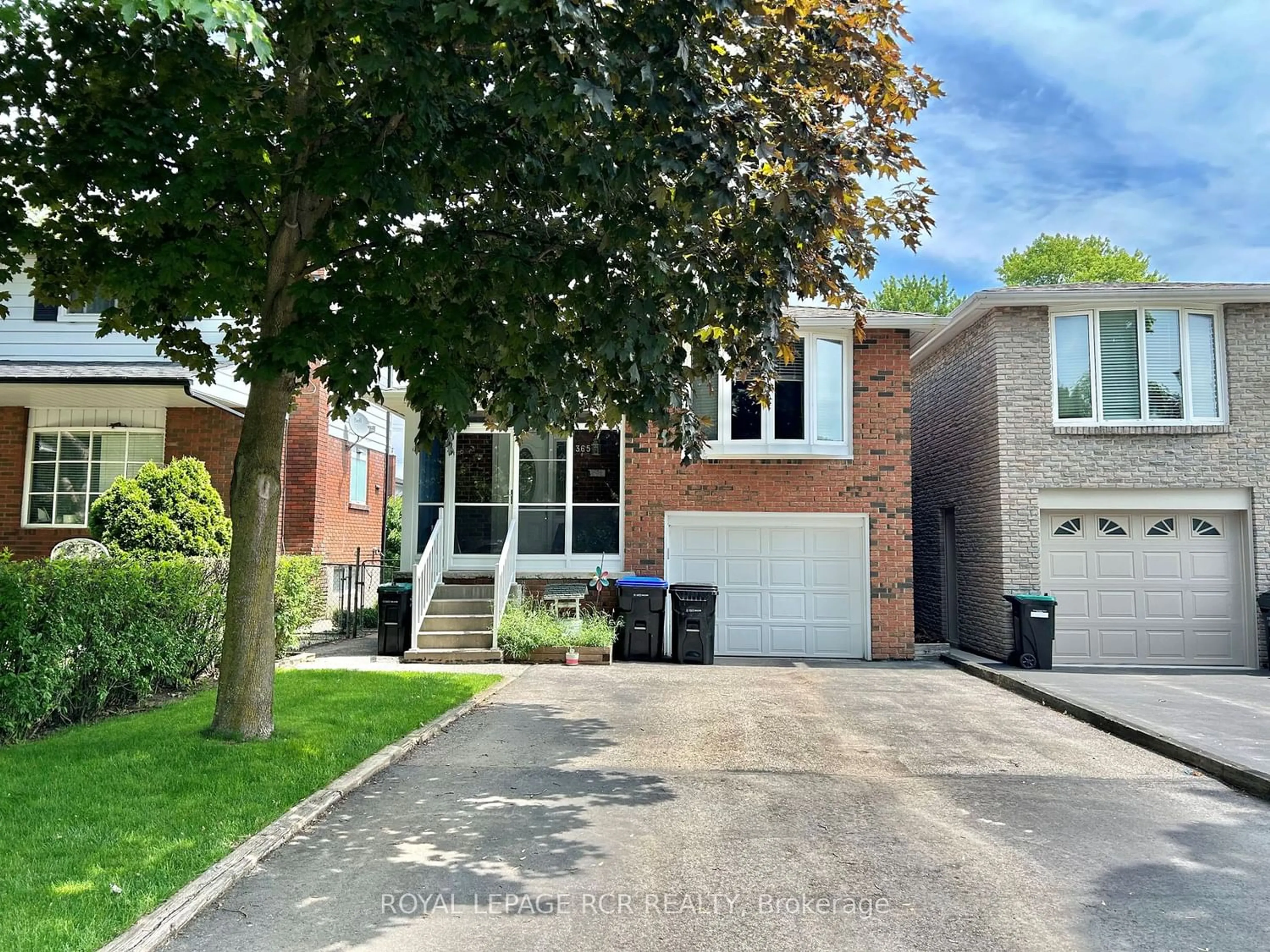 Home with brick exterior material for 365 Parkwood Ave, Bradford West Gwillimbury Ontario L3Z 2W9