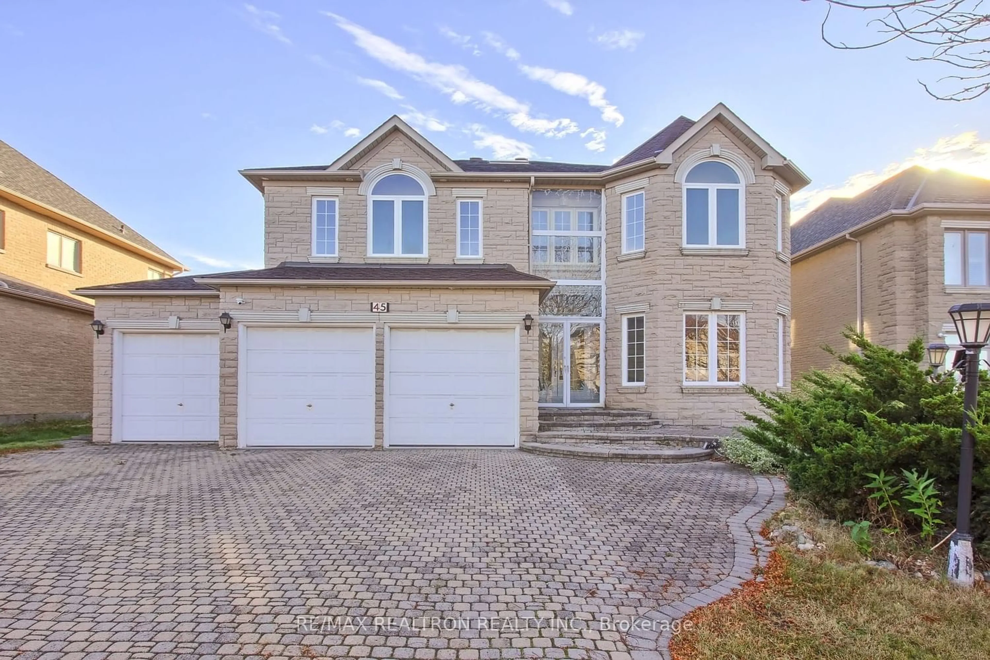 Frontside or backside of a home, the street view for 45 Frybrook Cres, Richmond Hill Ontario L4B 4B9