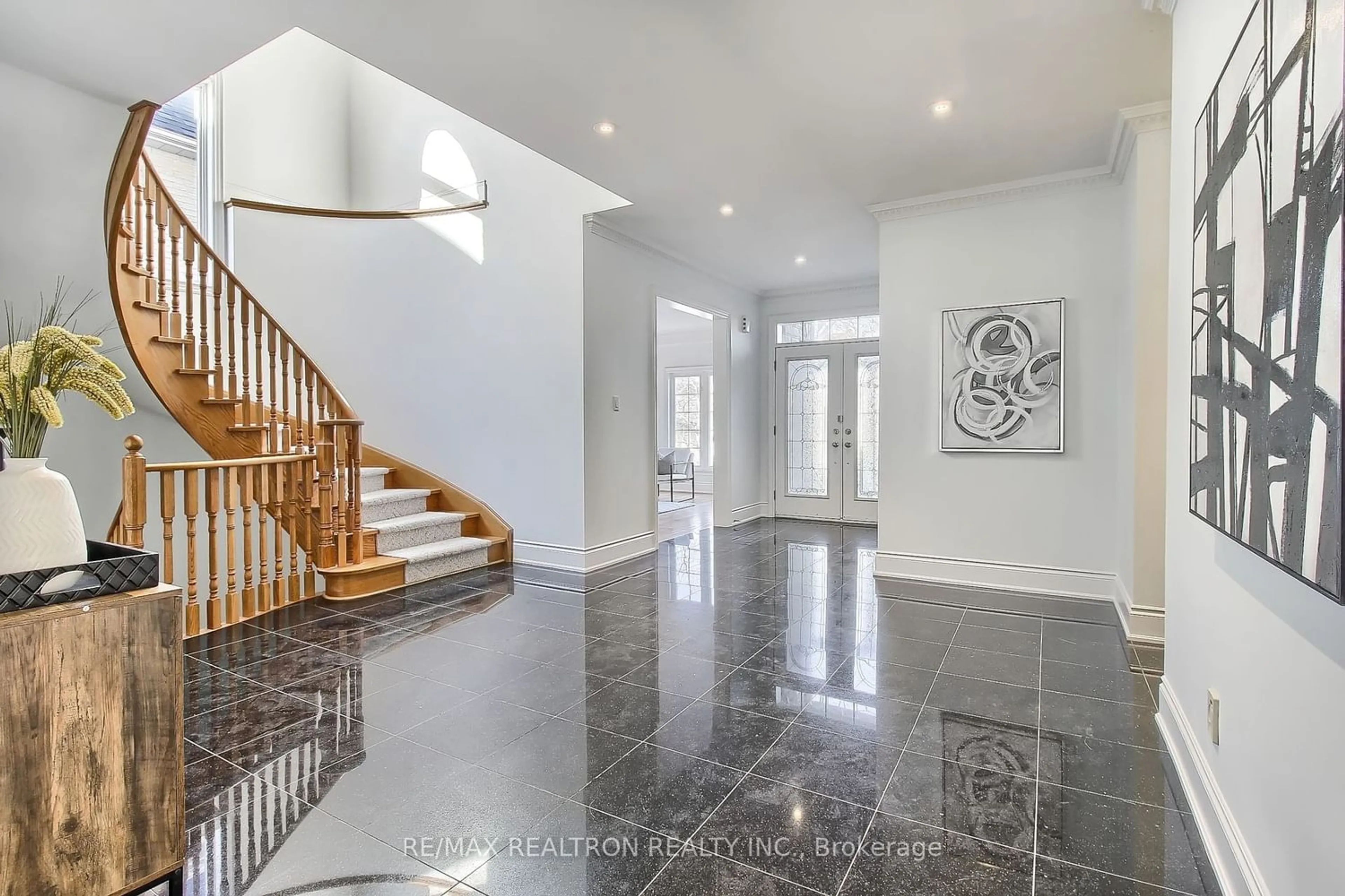 Indoor entryway, cement floor for 45 Frybrook Cres, Richmond Hill Ontario L4B 4B9