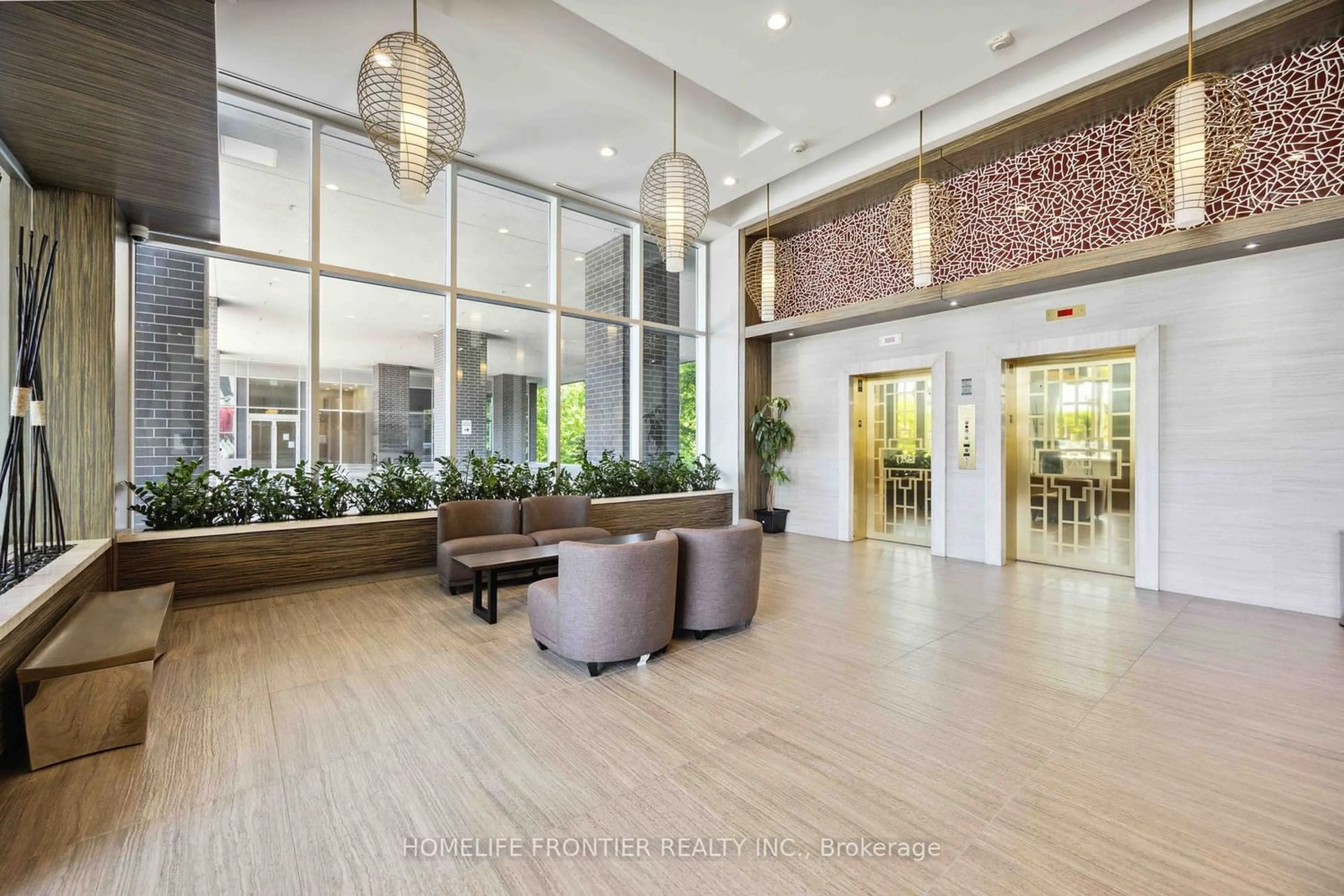 Indoor lobby for 8763 Bayview Ave #803, Richmond Hill Ontario L4B 3V1