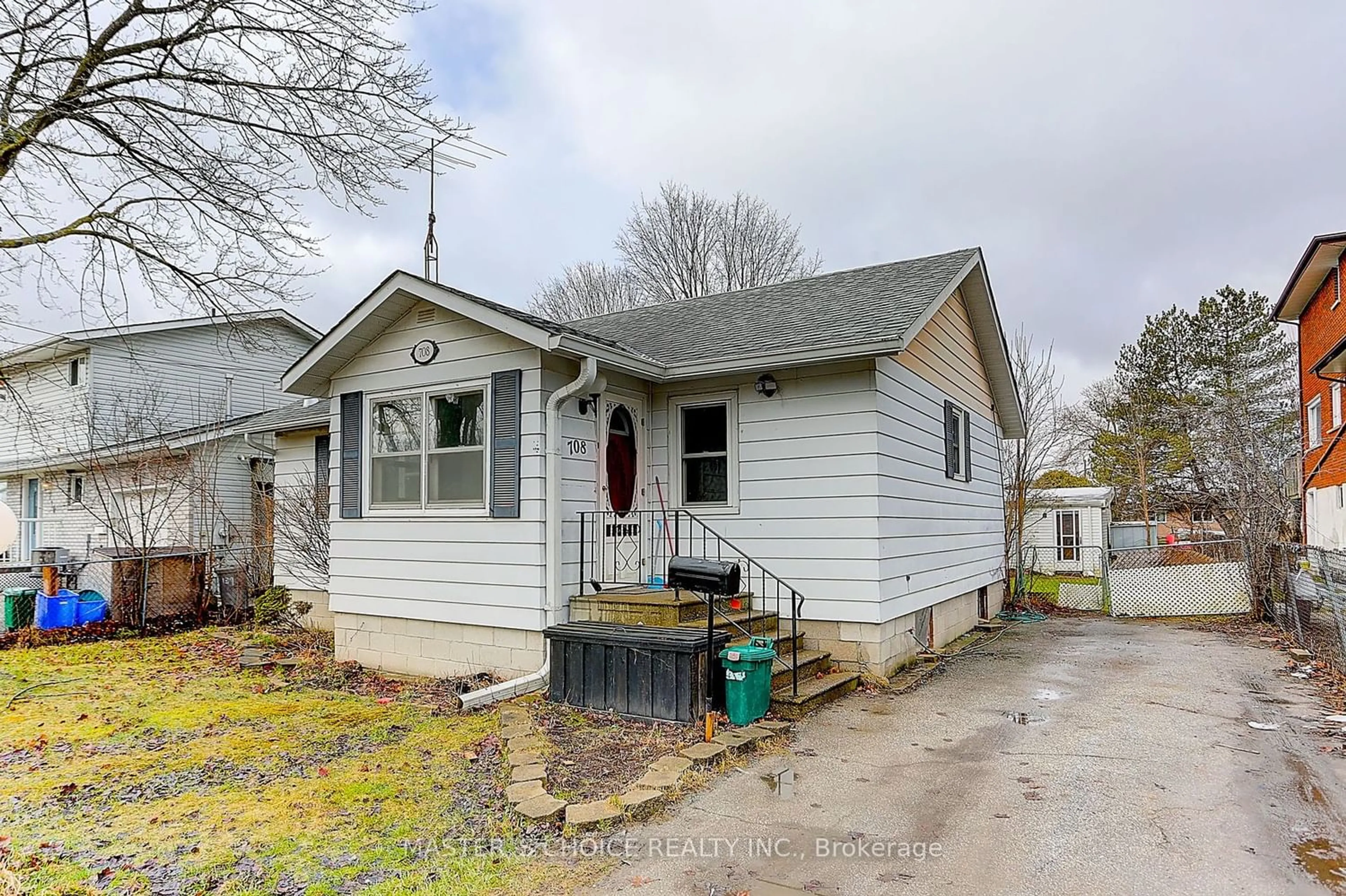 Frontside or backside of a home for 708 Lake Dr, Georgina Ontario L4P 1V1