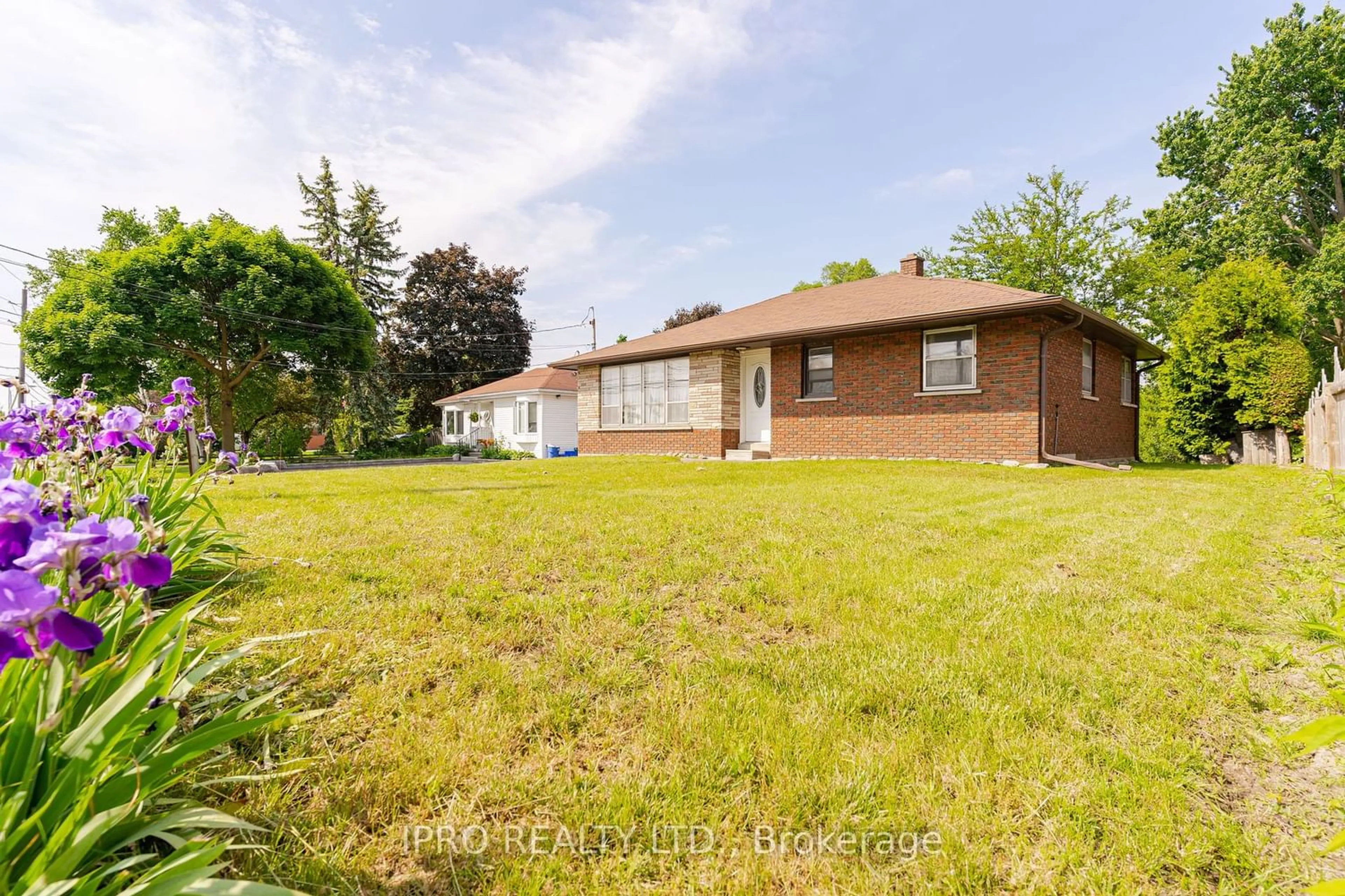 Frontside or backside of a home for 18200 Leslie St, East Gwillimbury Ontario L9N 0M5