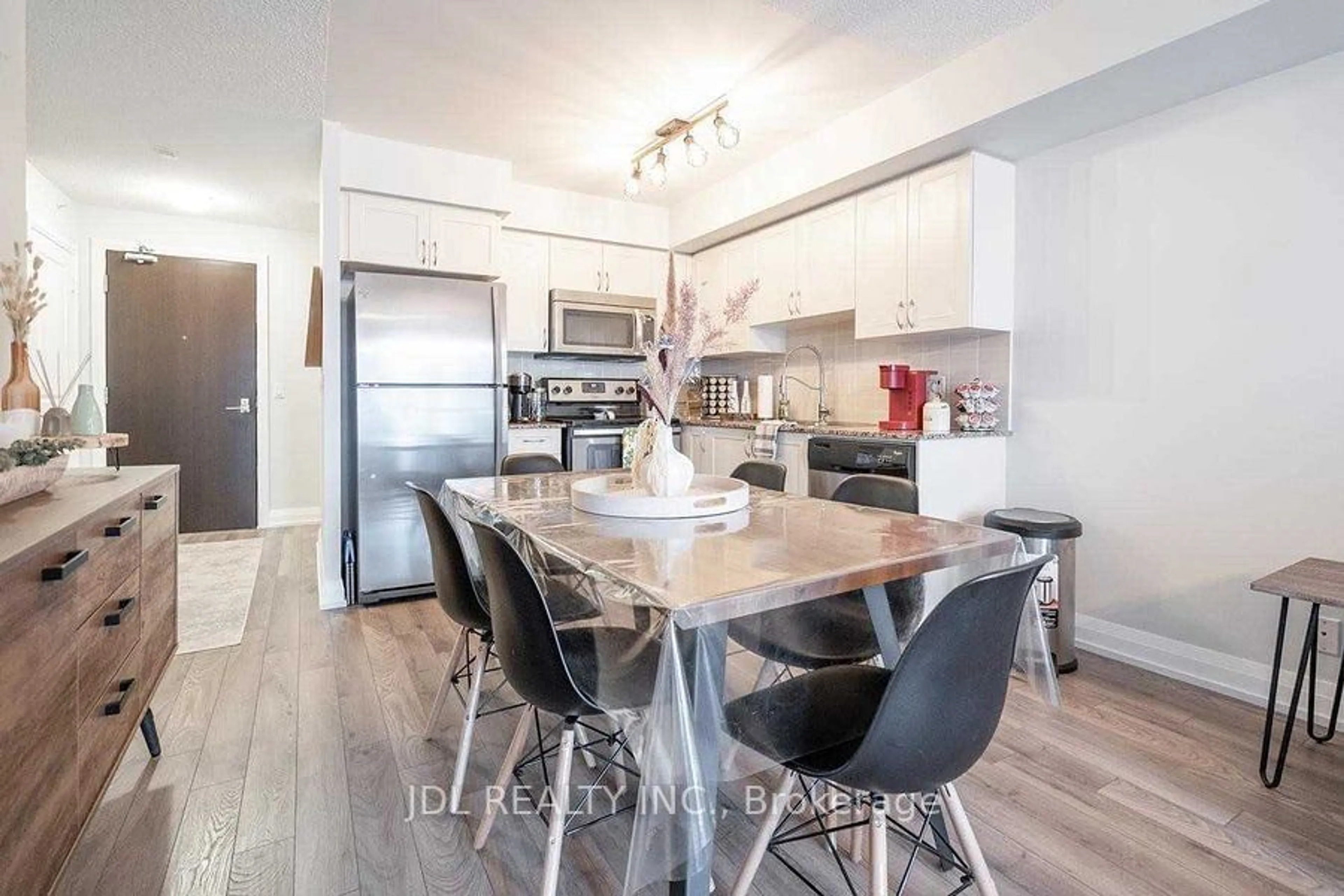 Contemporary kitchen for 372 Highway 7 E Way #707, Richmond Hill Ontario L4B 0C6