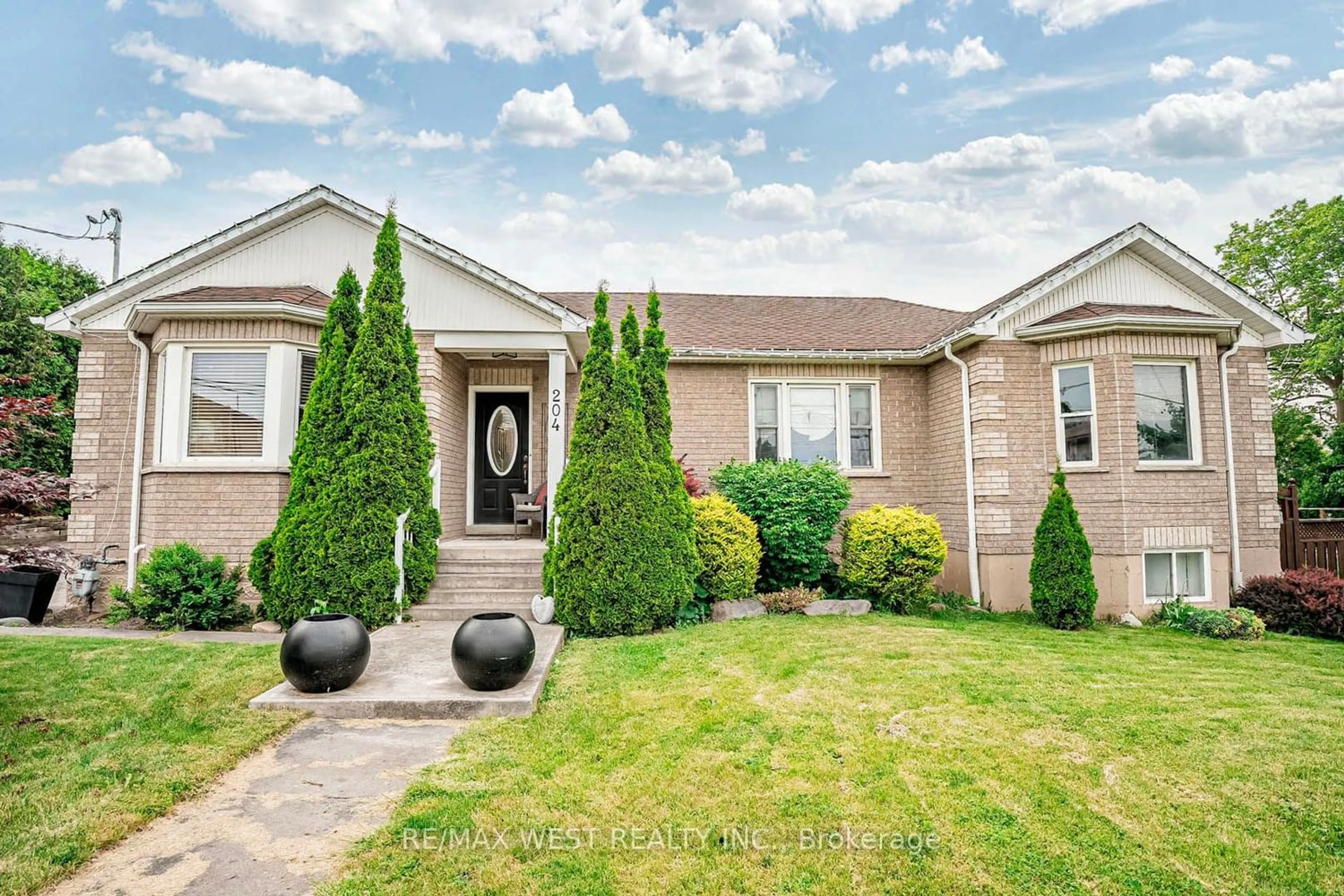 Frontside or backside of a home for 204 Simcoe Rd, Bradford West Gwillimbury Ontario L3Z 1Y9