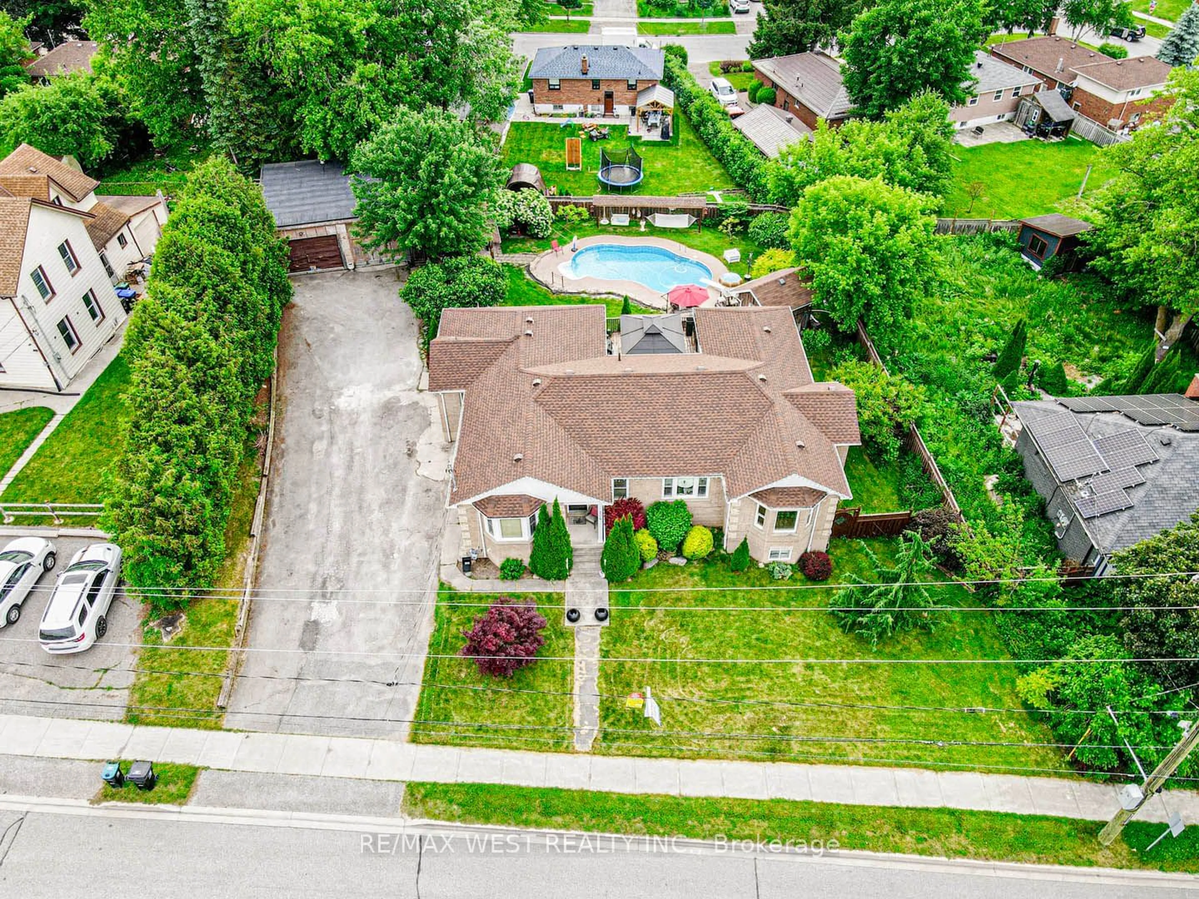 Frontside or backside of a home for 204 Simcoe Rd, Bradford West Gwillimbury Ontario L3Z 1Y9