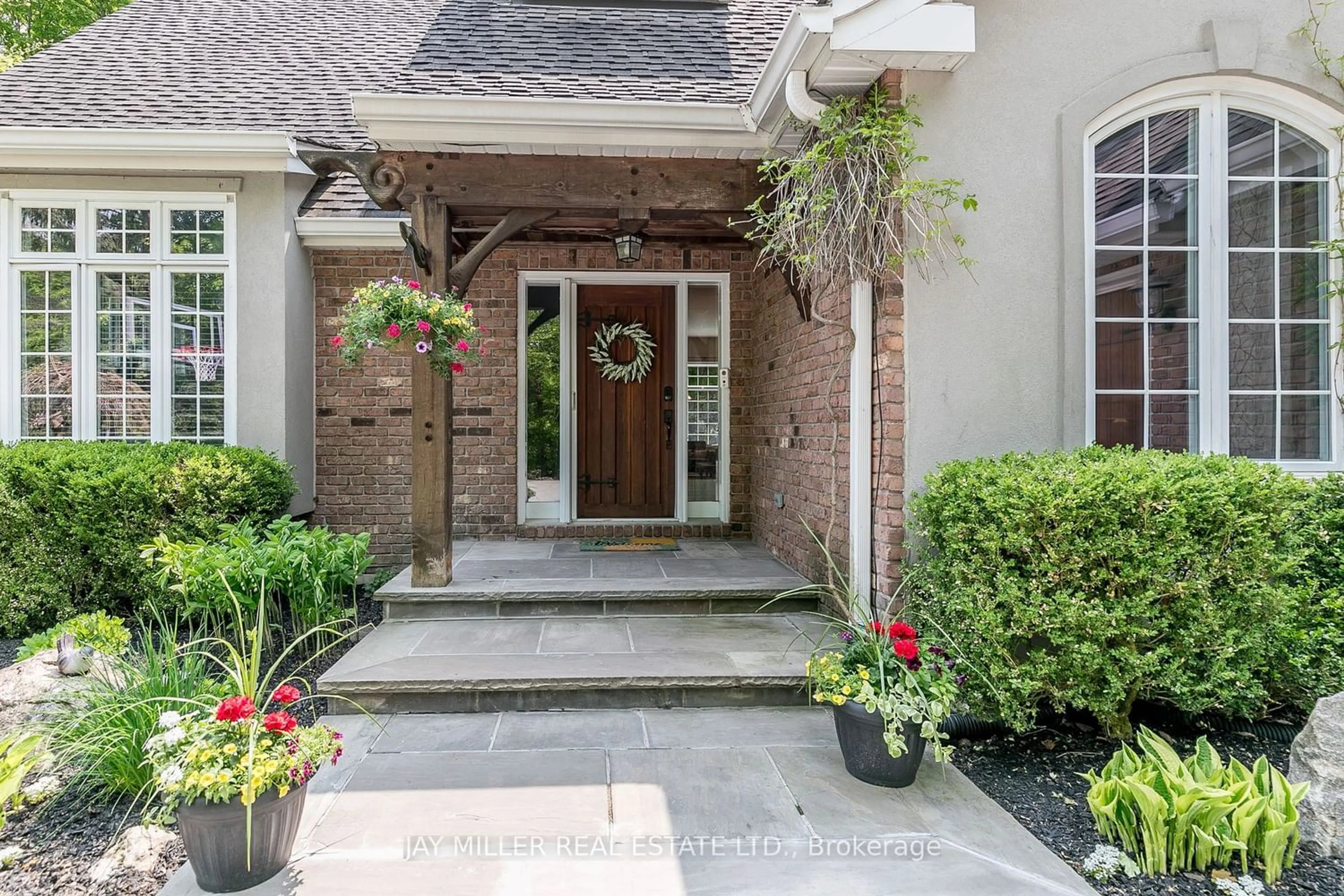 Indoor entryway for 56 Algonquin Forest Dr, East Gwillimbury Ontario L9N 0C6