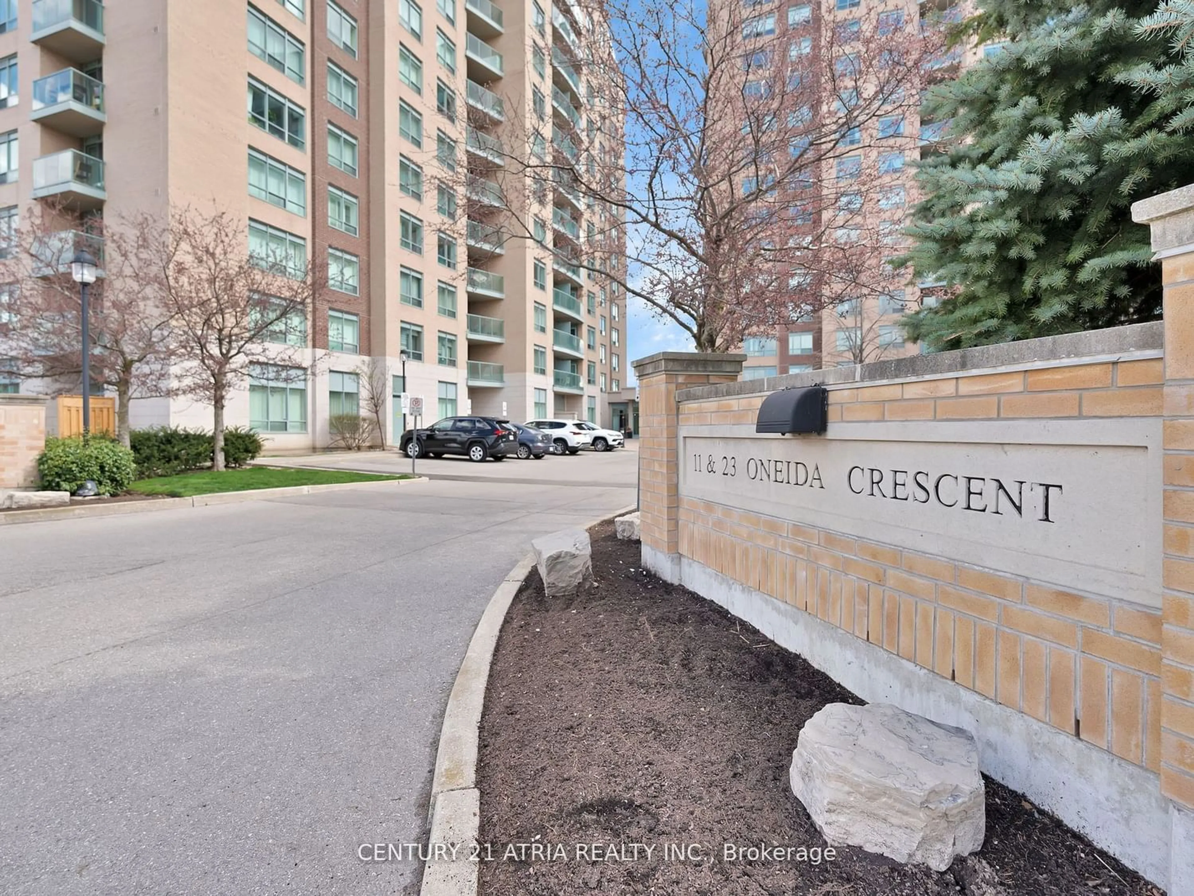 A pic from exterior of the house or condo for 23 Oneida Cres #102, Richmond Hill Ontario L4B 0A2