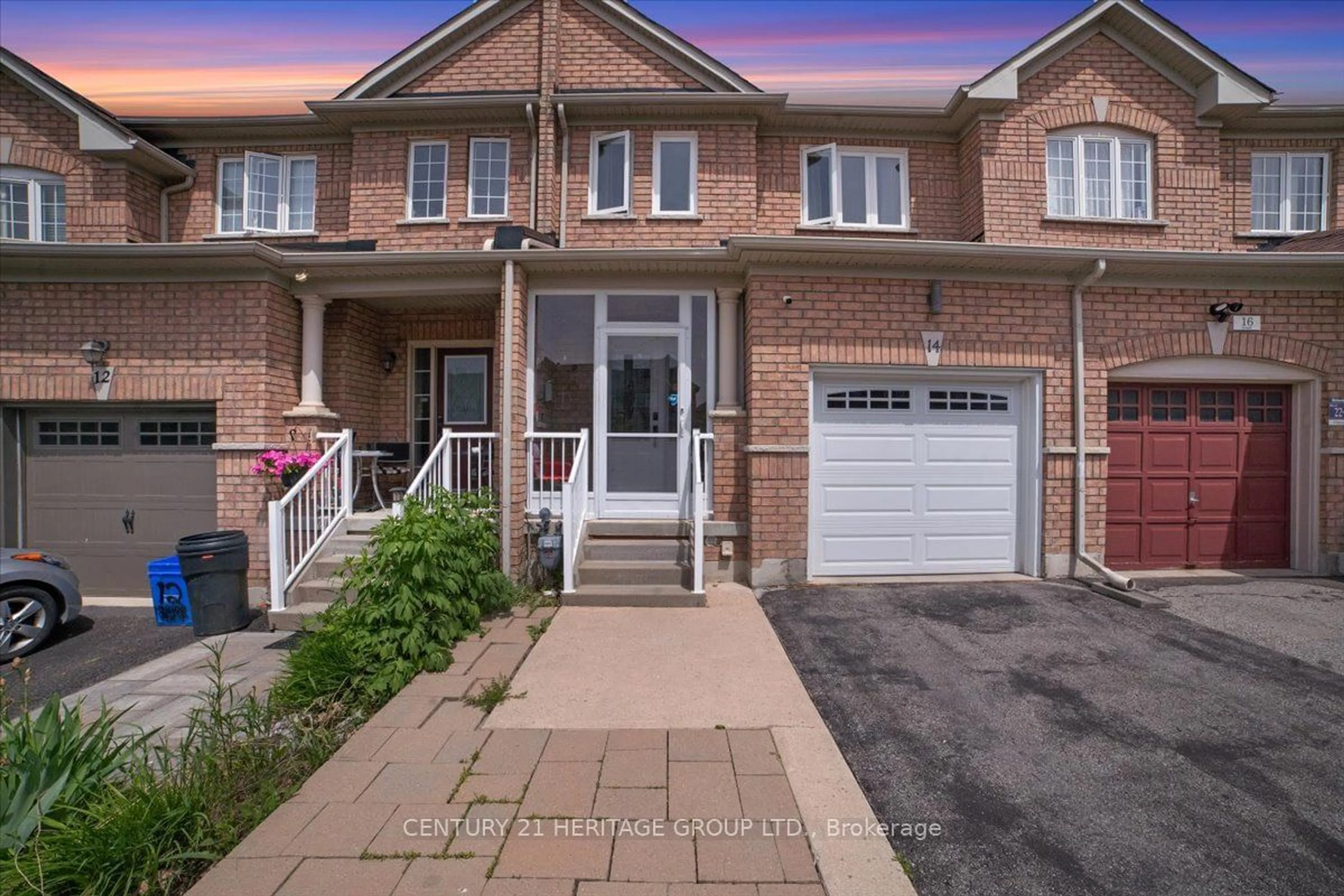 A pic from exterior of the house or condo for 14 Barr Cres, Aurora Ontario L4G 0B8