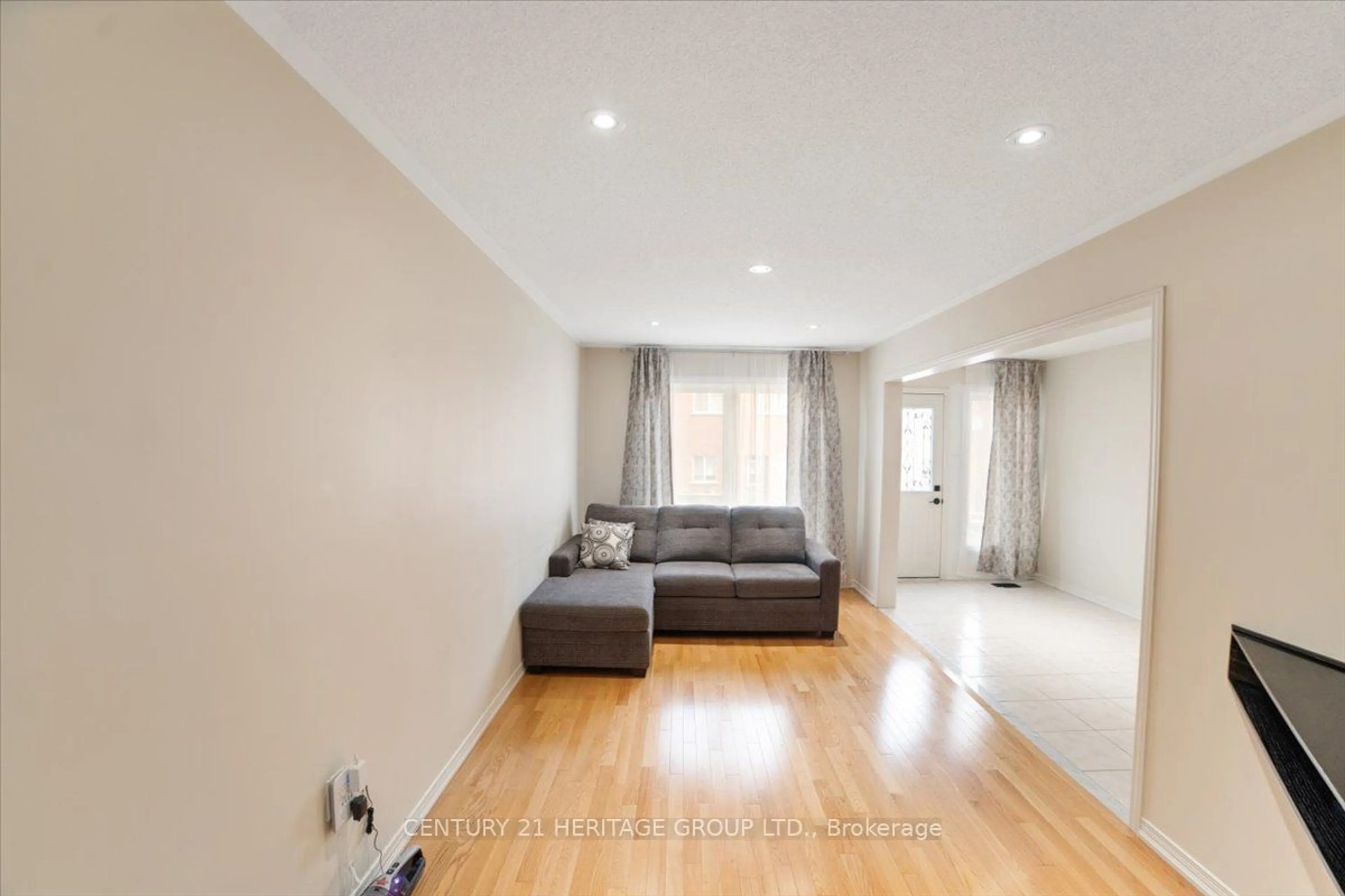 Living room for 14 Barr Cres, Aurora Ontario L4G 0B8