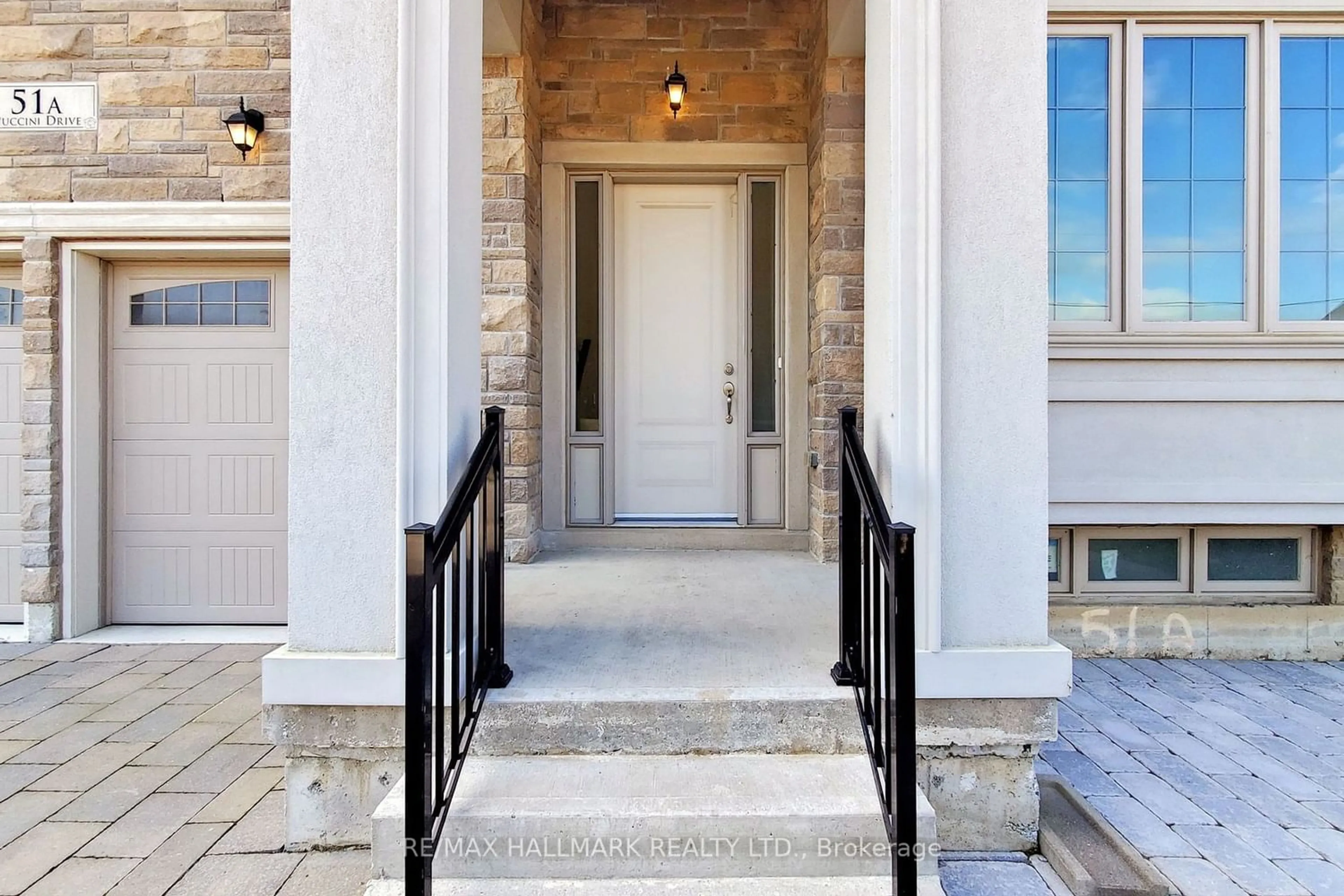 Indoor entryway for 51A Puccini Dr, Richmond Hill Ontario L4E 2Y6