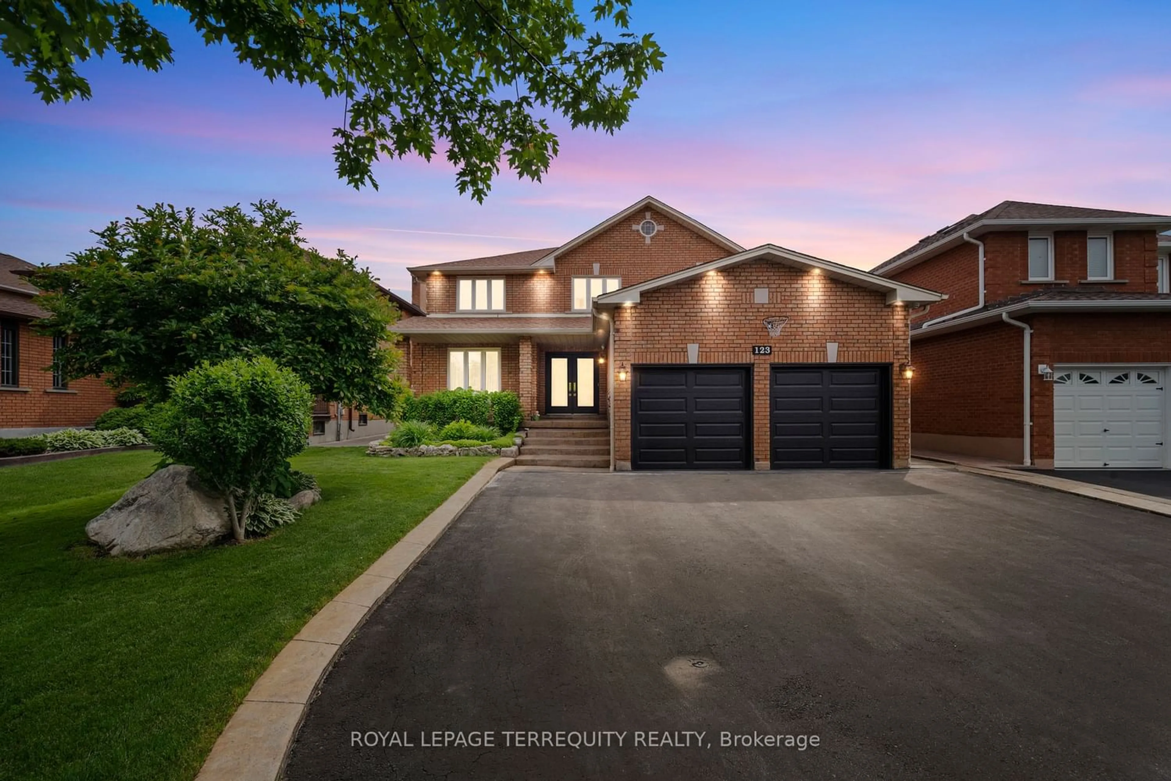 Frontside or backside of a home for 123 Dante Crt, Vaughan Ontario L4L 7X5
