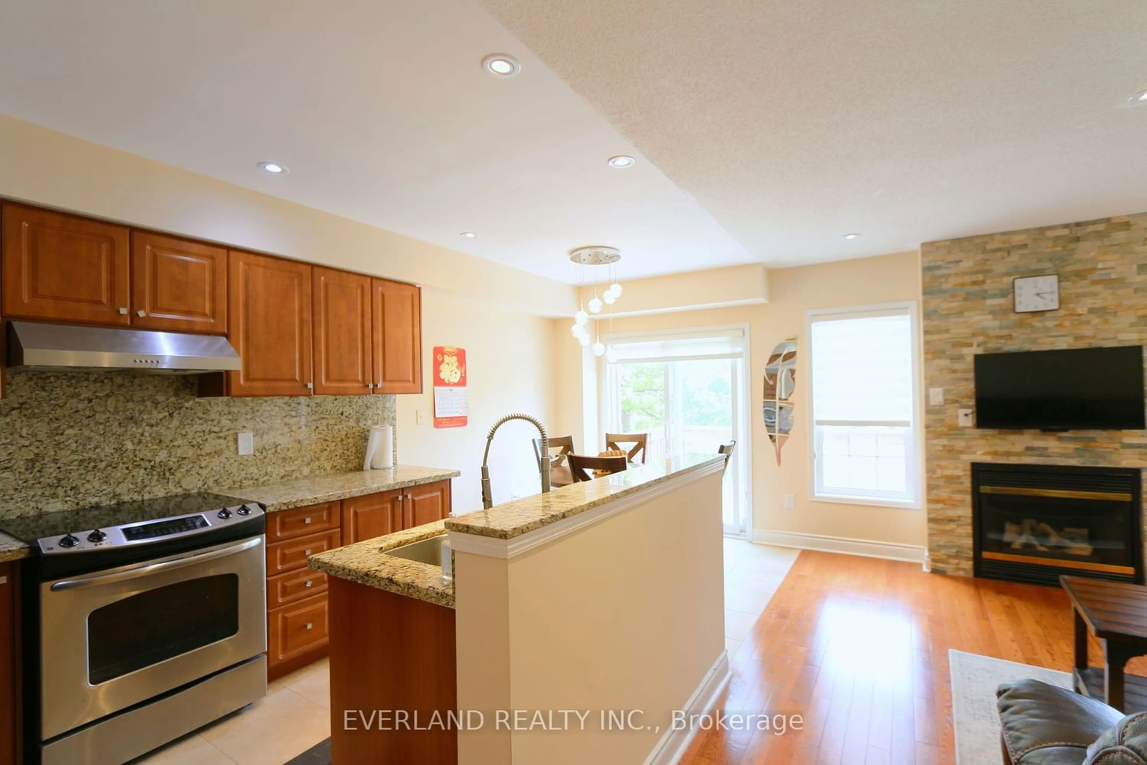 Standard kitchen for 49 Walkview Cres, Richmond Hill Ontario L4E 4H5