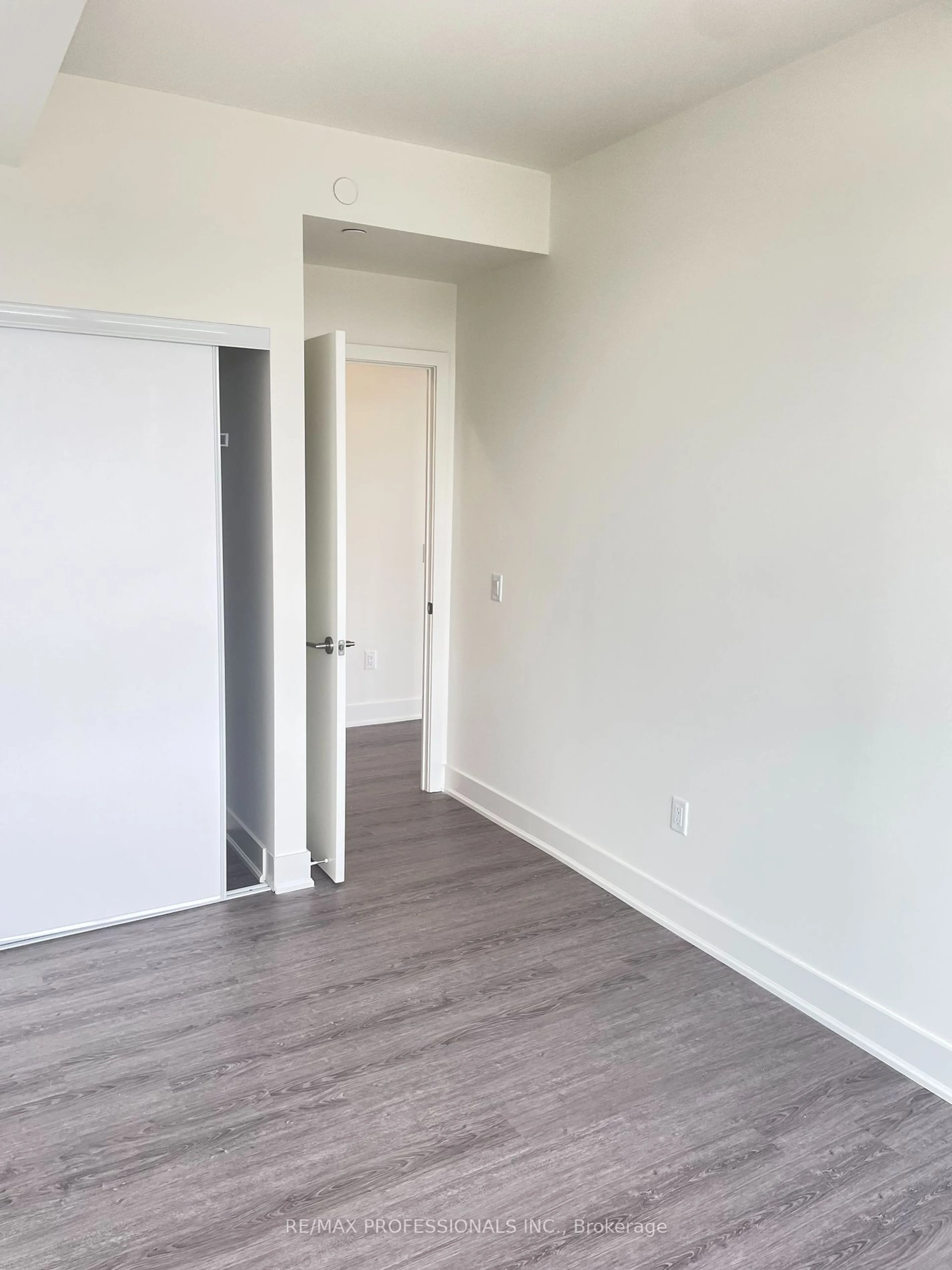 A pic of a room for 185 Deerfield Rd #504, Newmarket Ontario L3Y 0G7