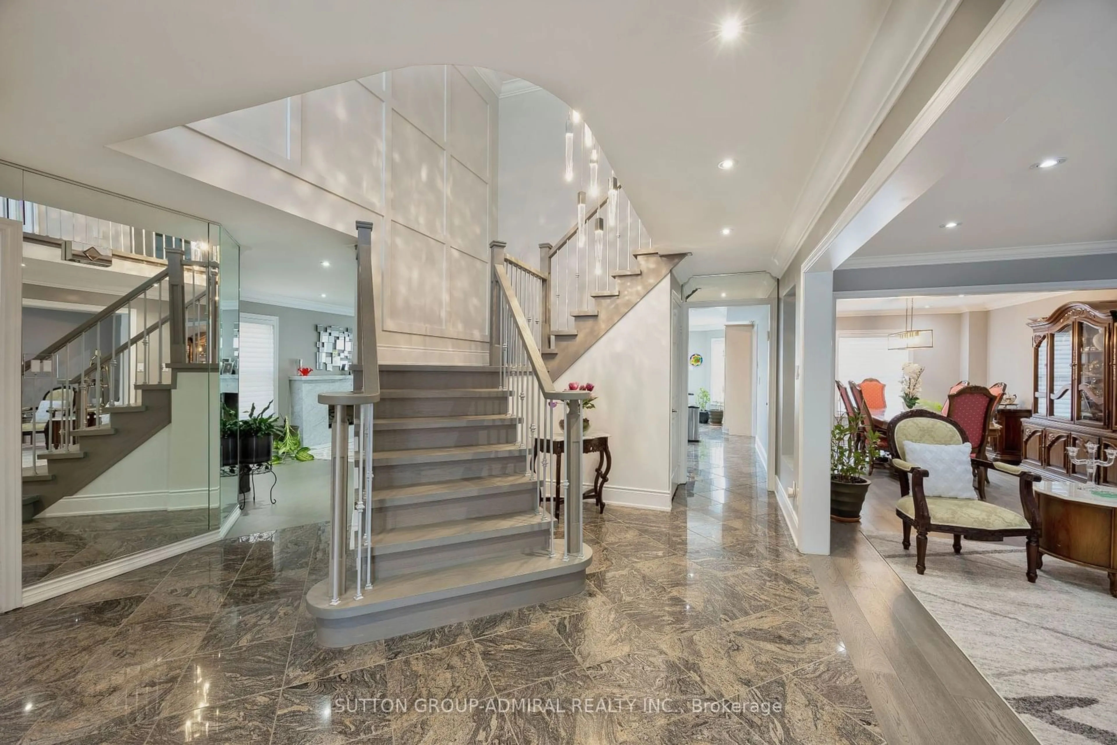 Indoor foyer for 1 Regent St, Richmond Hill Ontario L4C 9A9