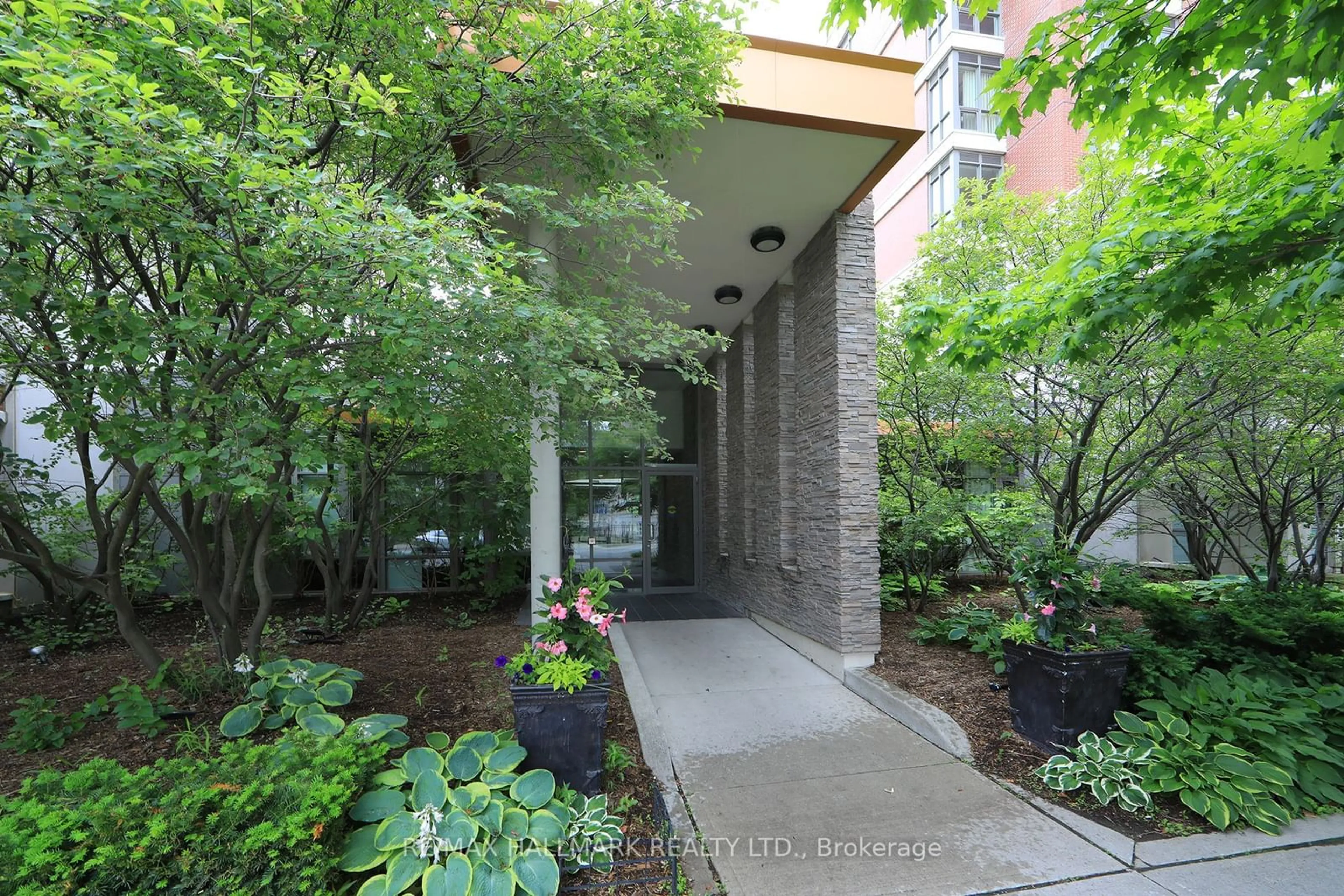 A pic from exterior of the house or condo for 39 Upper Duke Cres #123, Markham Ontario L6G 0B8