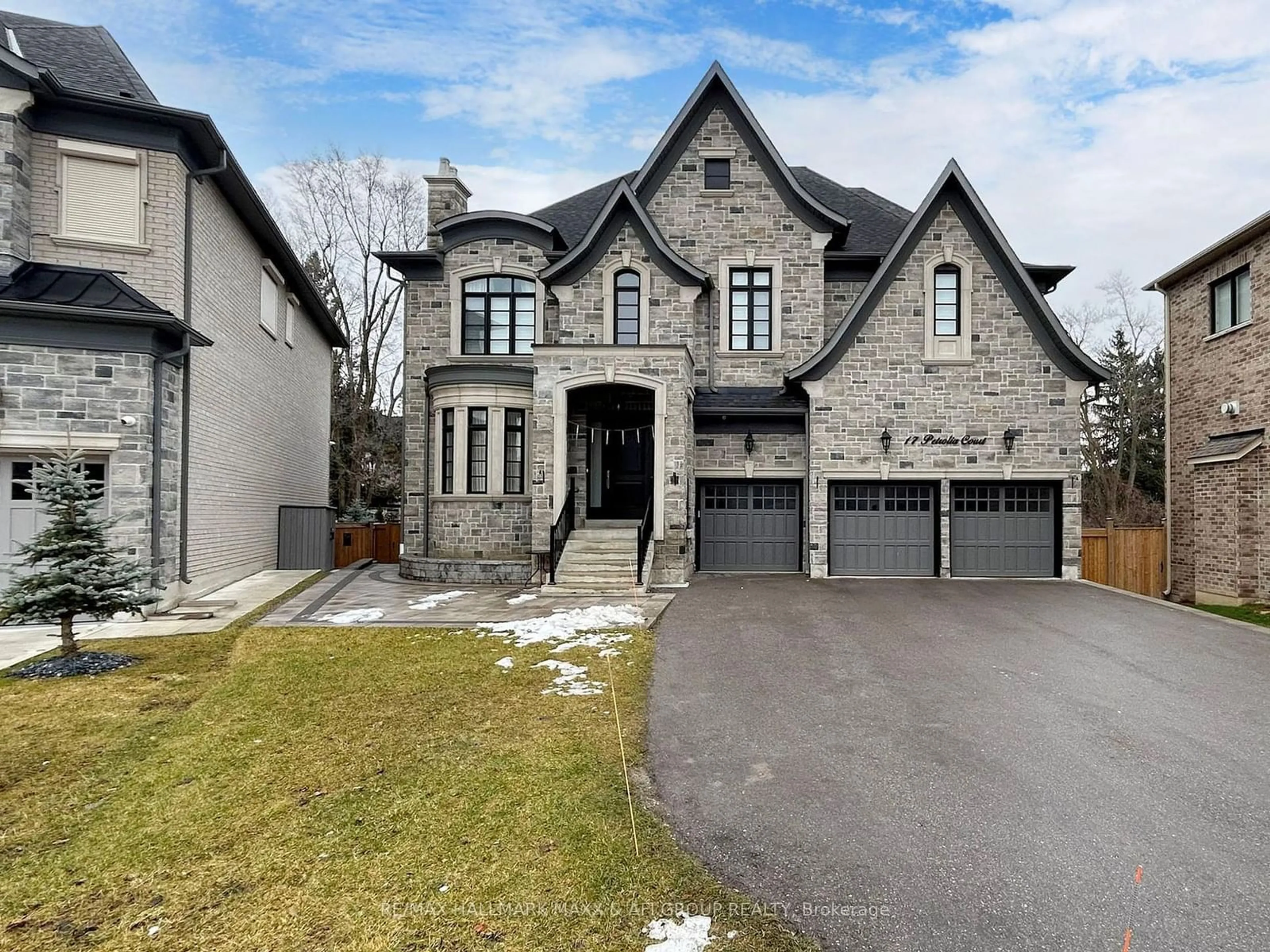 Home with brick exterior material for 17 PETROLIA Crt, Richmond Hill Ontario L4C 0C2