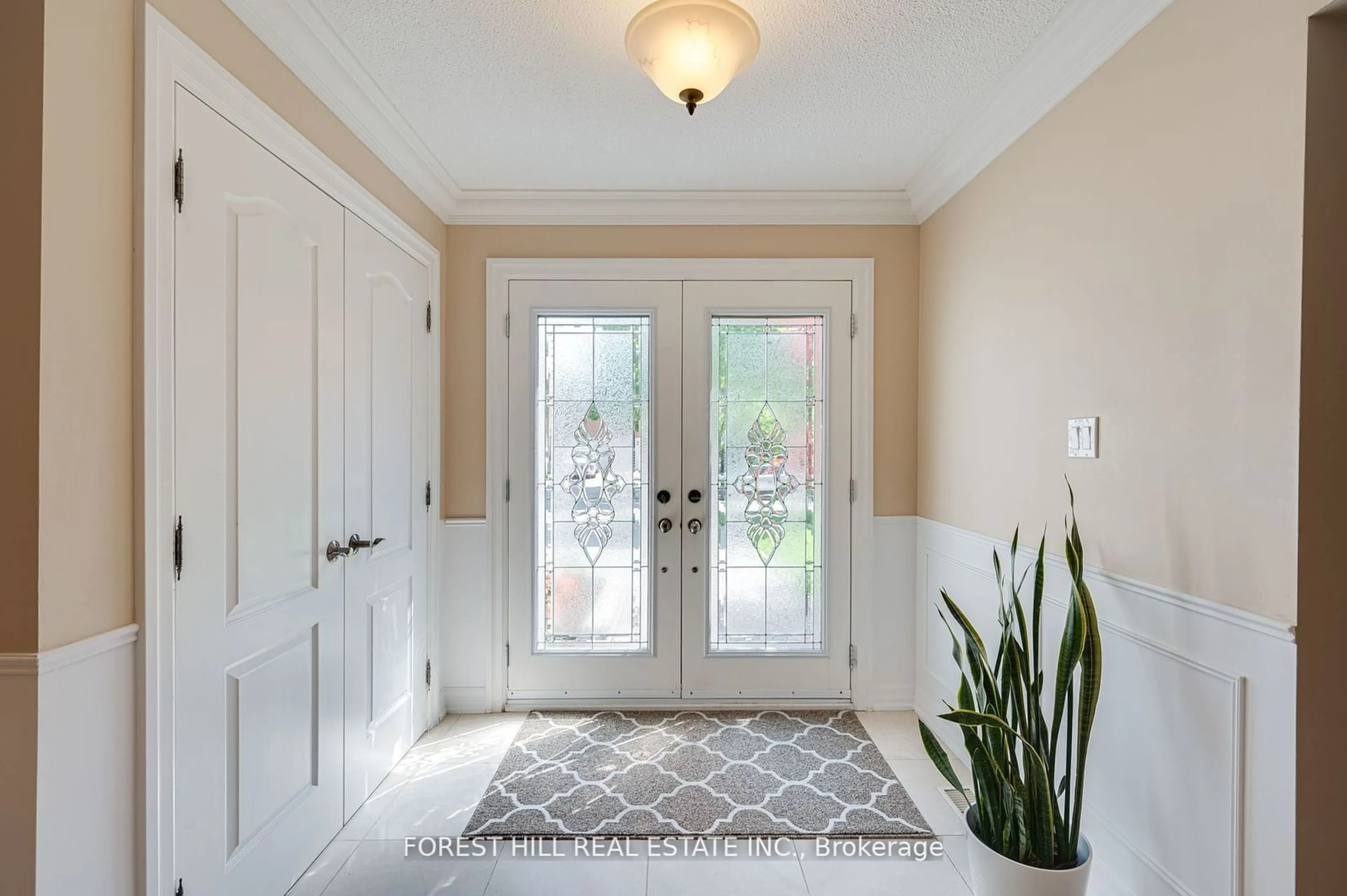 Indoor entryway for 28 Dunvegan Dr, Richmond Hill Ontario L4C 6K1