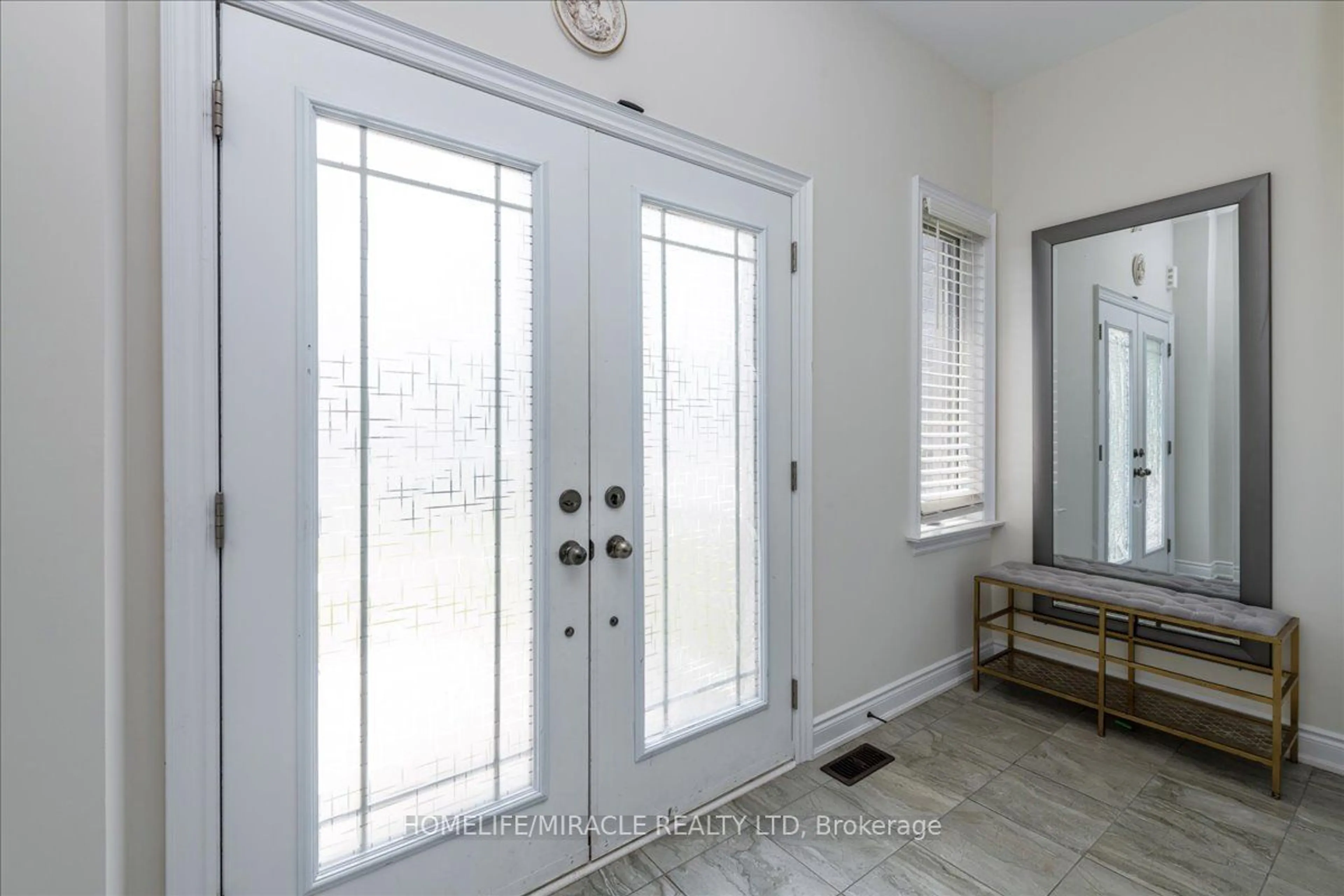 Indoor entryway for 32 Peacock Tr, New Tecumseth Ontario L9R 0T8