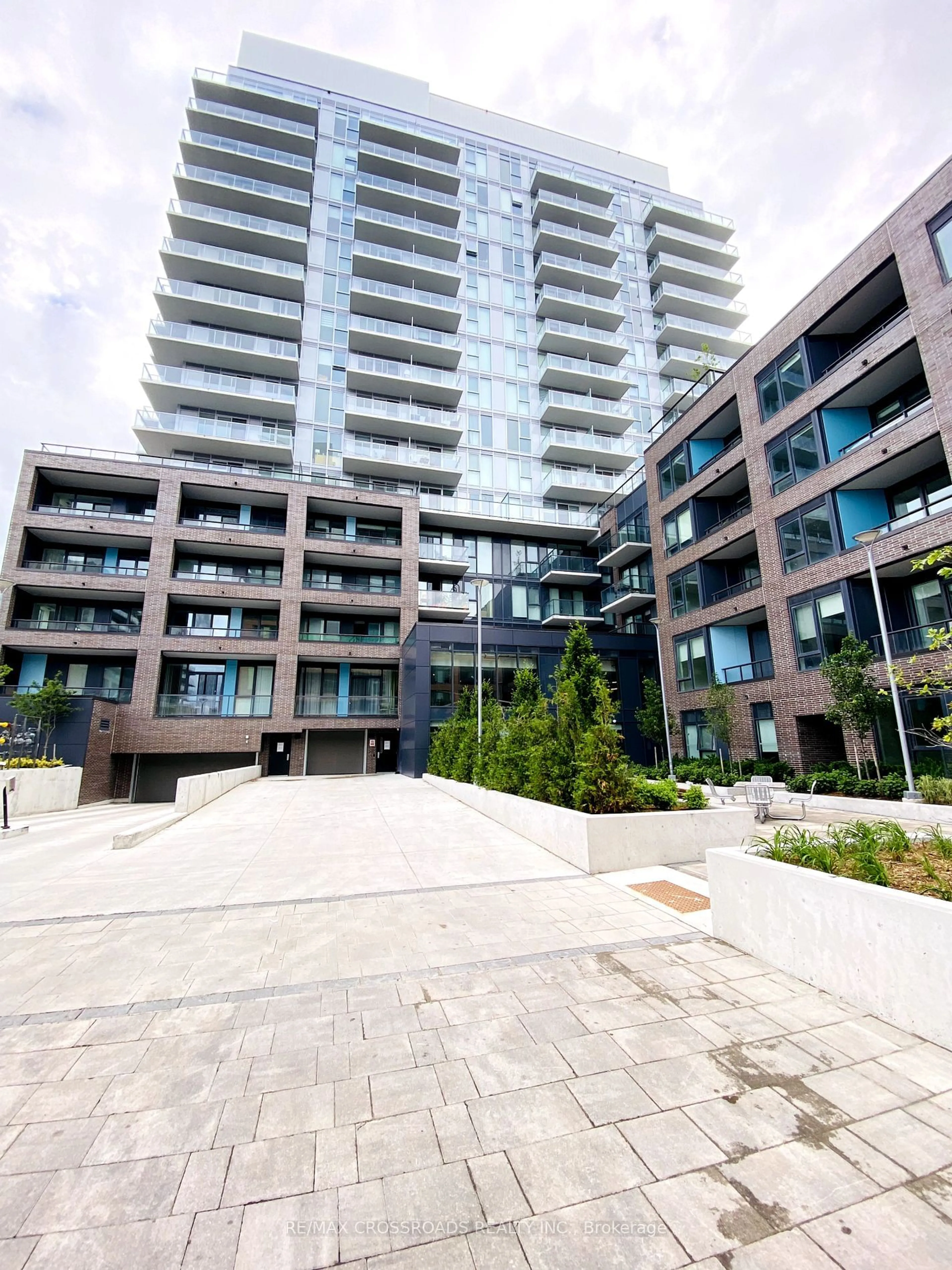 A pic from exterior of the house or condo for 185 Deerfield Rd #219, Newmarket Ontario L3Y 0G7