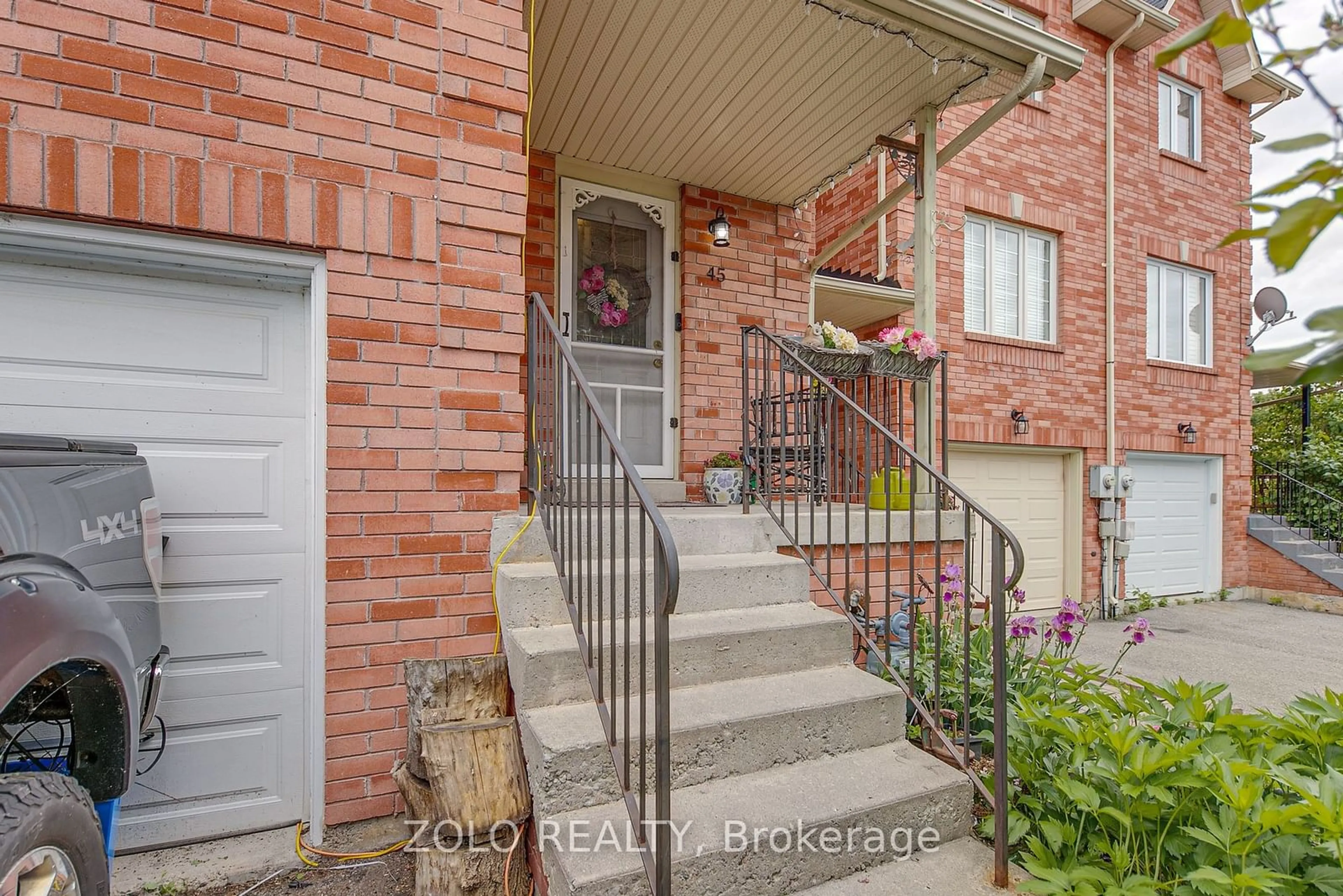 A pic from exterior of the house or condo for 45 Hattie Crt, Georgina Ontario L4P 3Z8