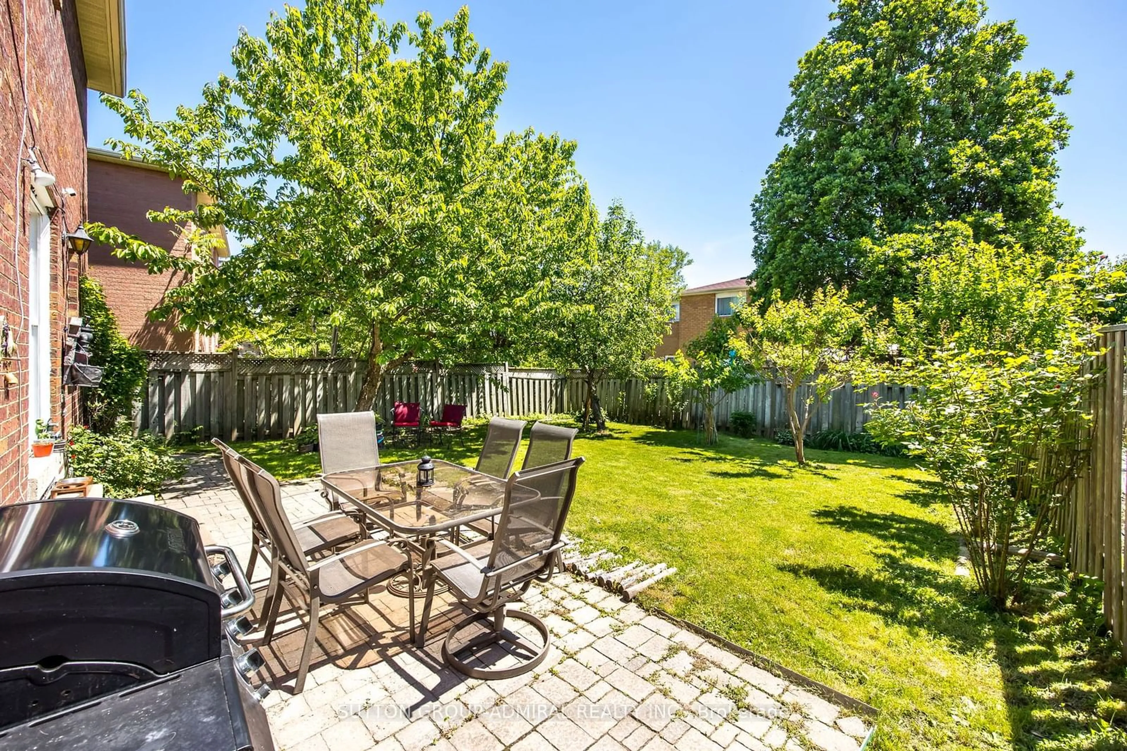 Patio for 280 Bernard Ave, Richmond Hill Ontario L4S 1C9