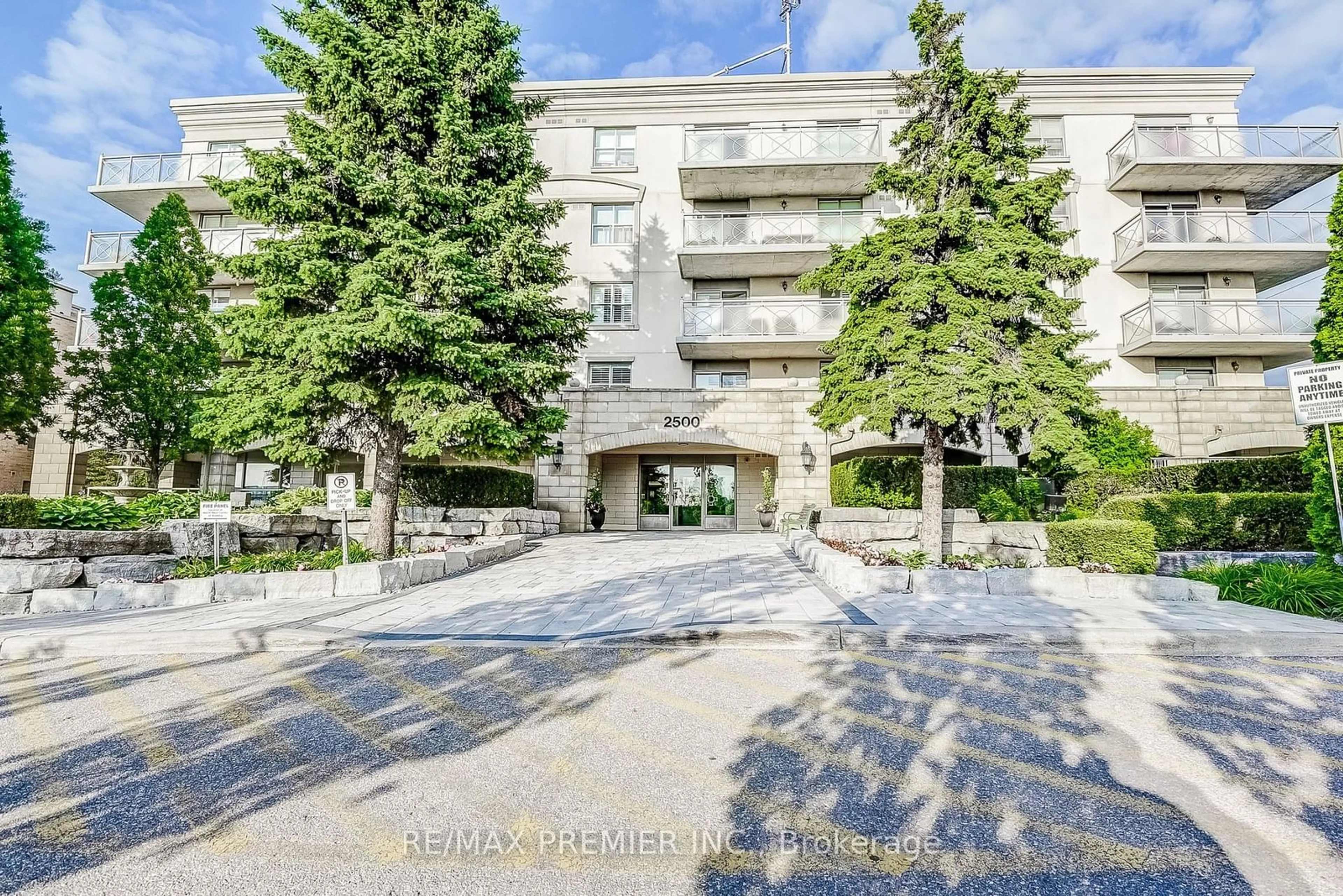 A pic from exterior of the house or condo for 2500 Rutherford Rd #315, Vaughan Ontario L4K 5N7